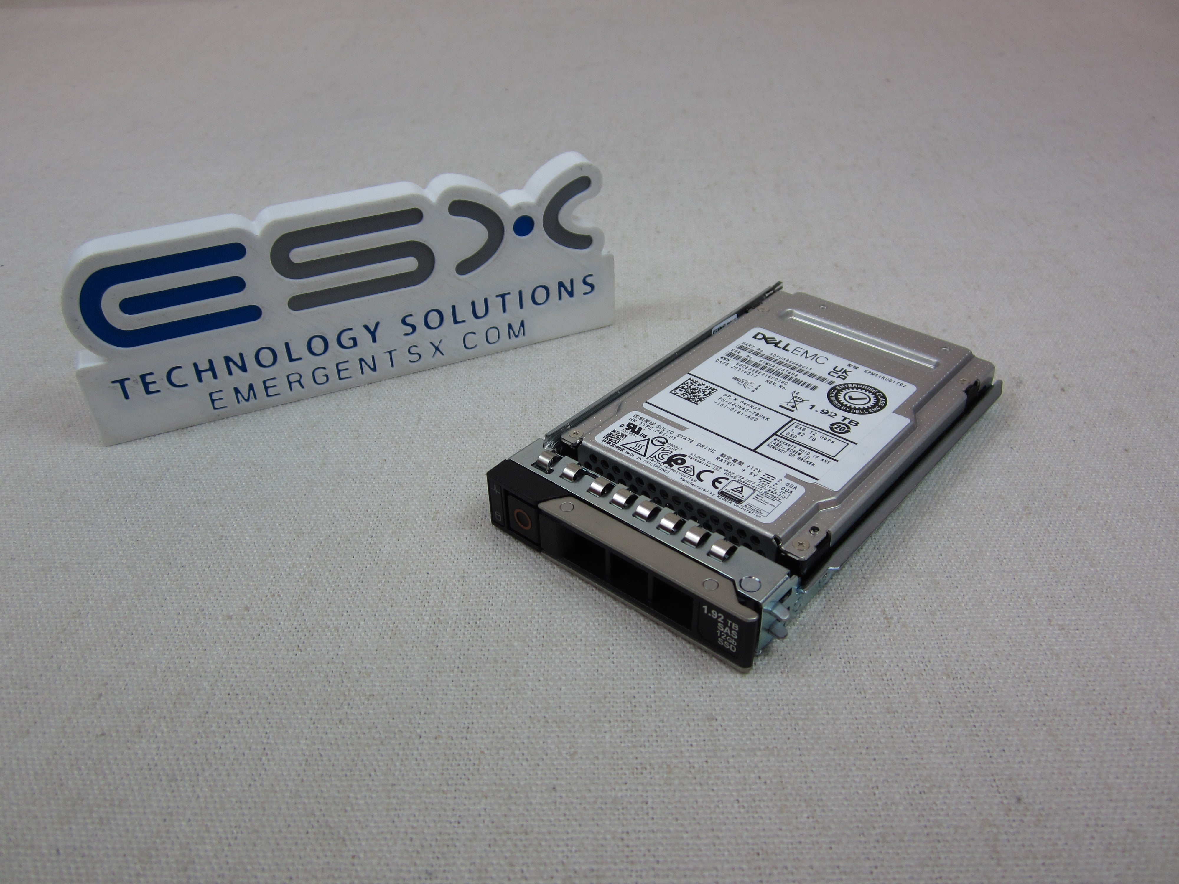 Dell 4CN85 1.92TB 12Gb/s 2.5" SAS RI SSD KPM6XRUG1T92 w/ 14G Tray
