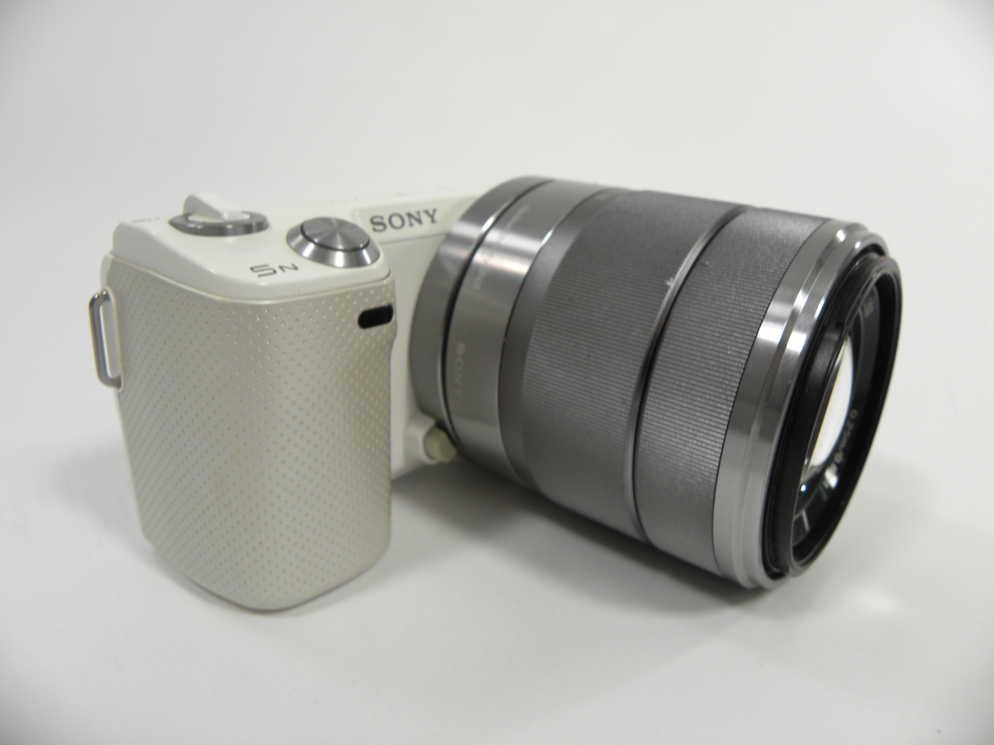 Sony a NEX-5N 14.2mp Digital Mirrorless Camera(White) w/18-55 f3.5-5.6 OSS