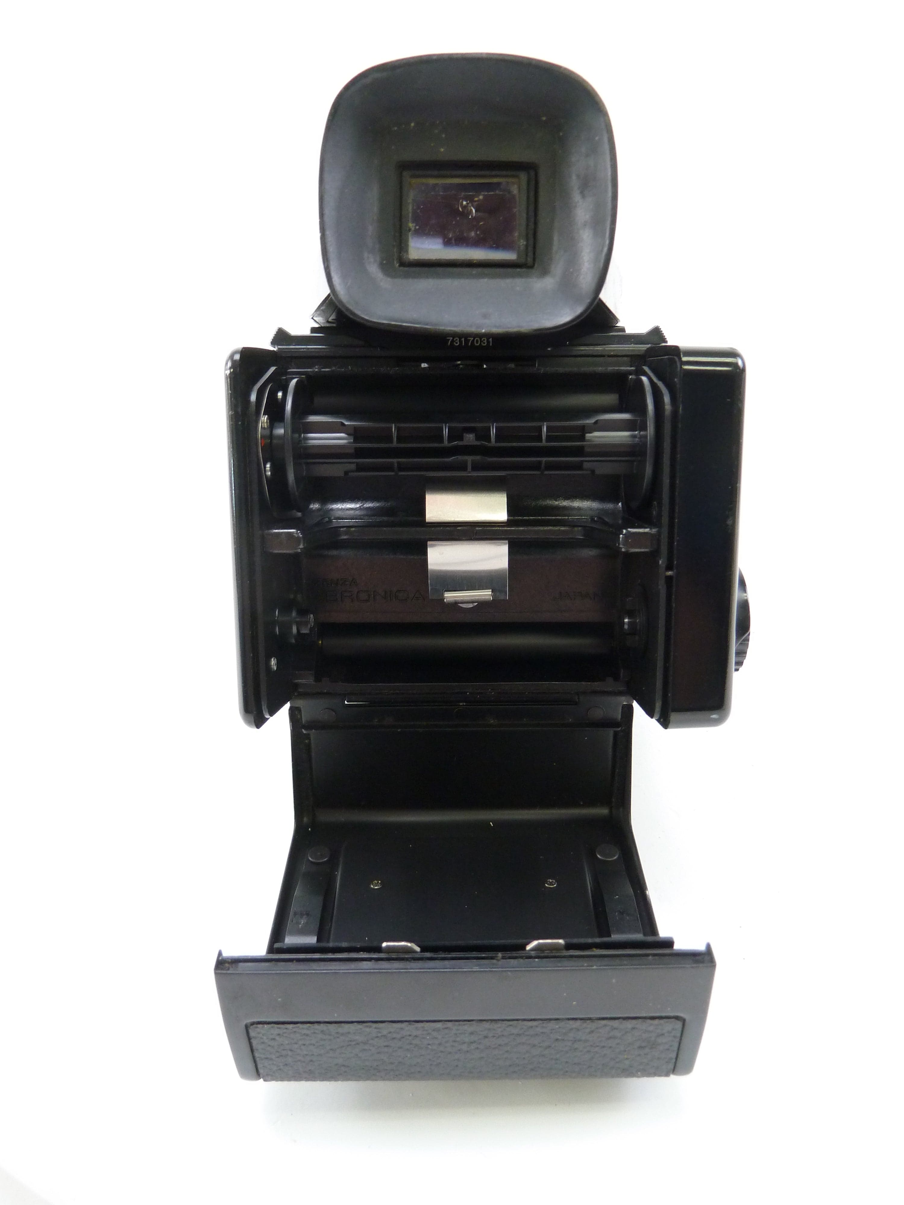 Bronica ETRSi Camera Kit with 75MM F2.8 Lens, 220 Back, and Prism Finder