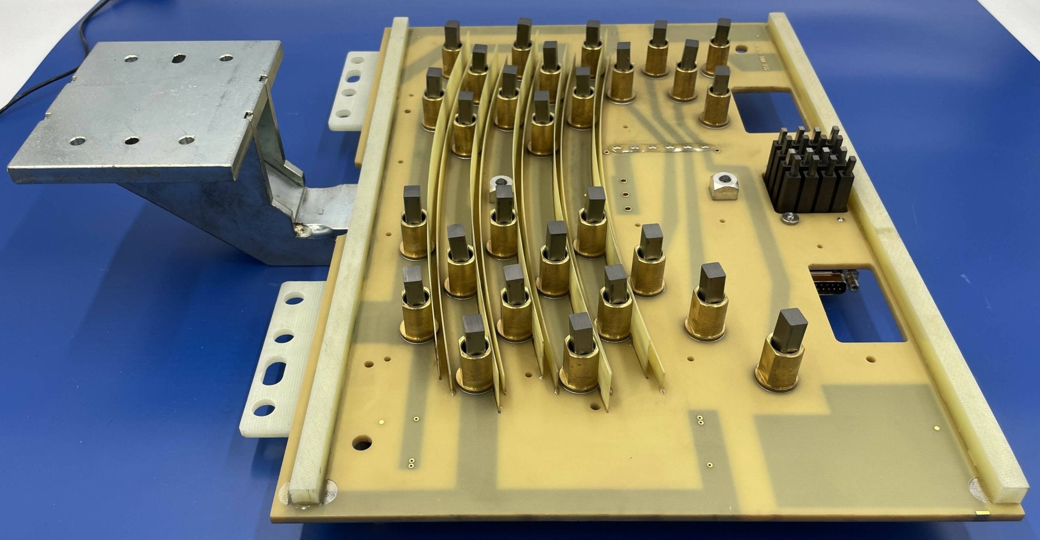 BRUSH BLOCK ASSEMBLY W/SIGNAL BRUSH BLOCK (7741130/07741130/7741163 SIEMENS