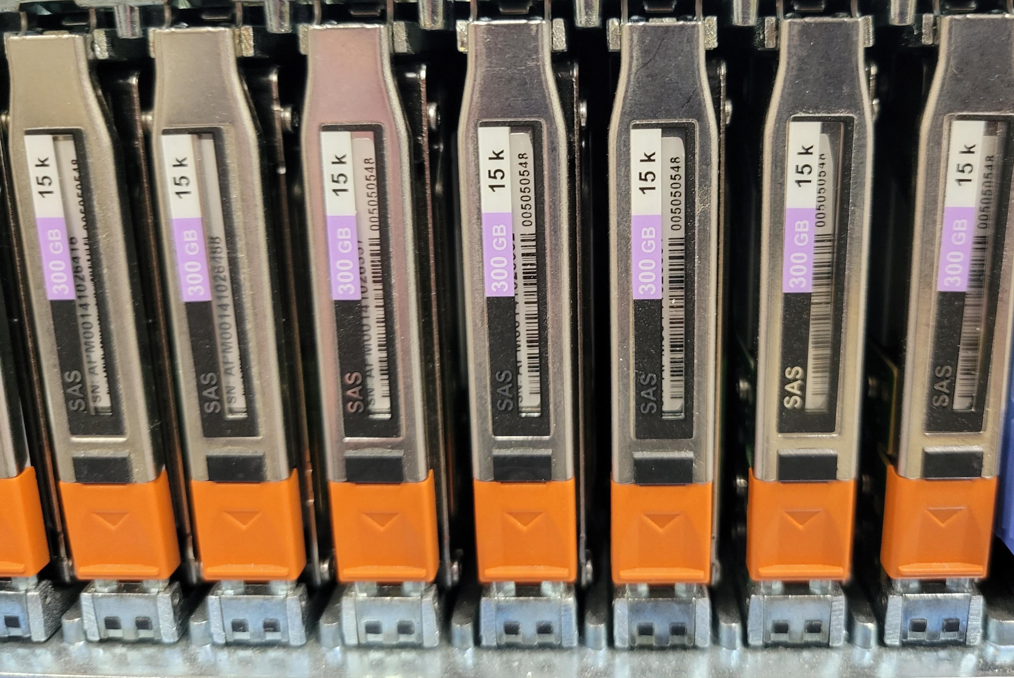 EMC 2U, 25-Bay shelf with 25 x 300GB 15K 2.5" 6G SAS Drive – PN: 005050548