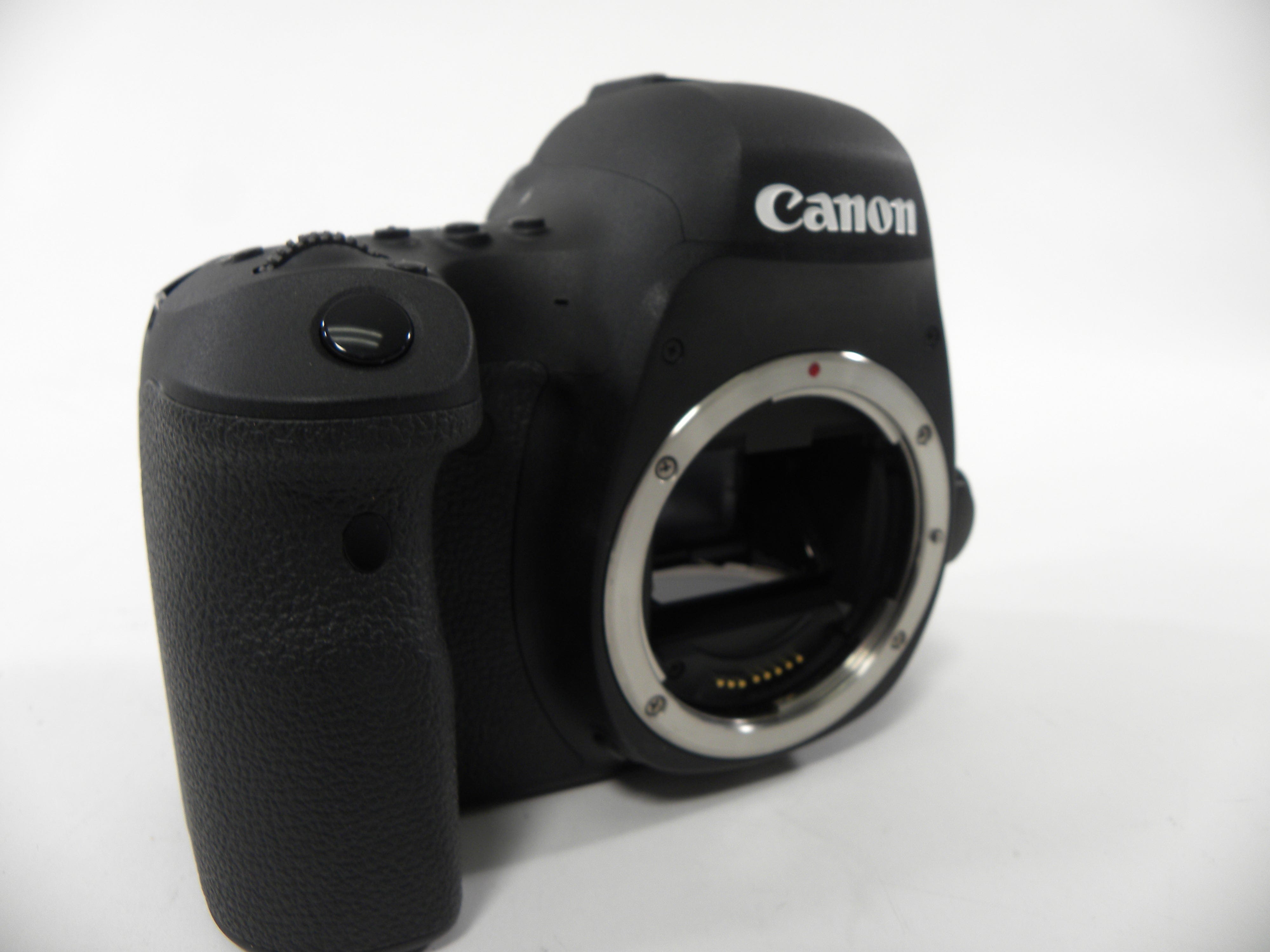 Canon EOS 6D Mark II 26.2mp Digital SLR body only Shutter Ct. 1,132