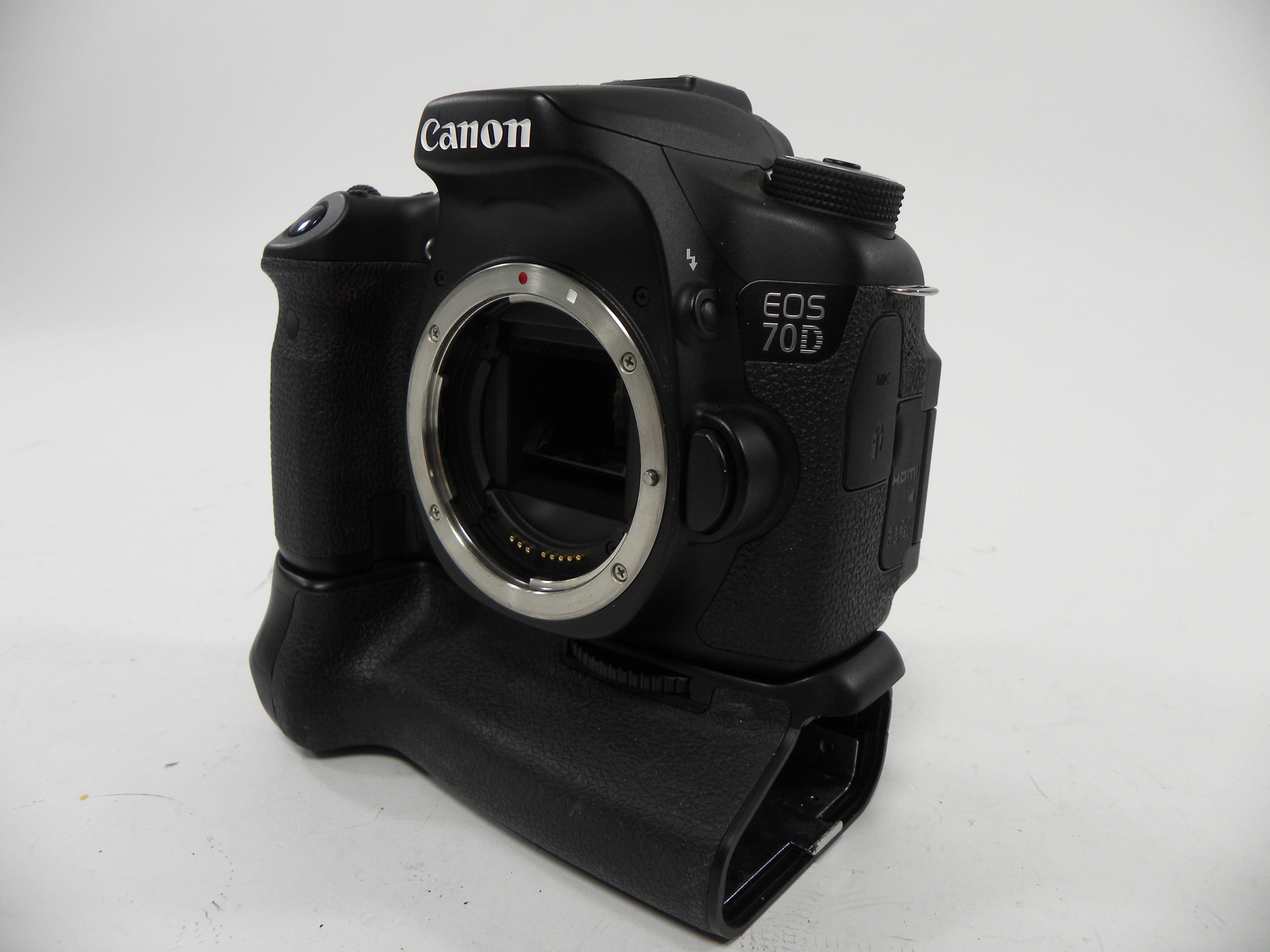 Canon EOS 70D 20.2mp Digital SLR body only w/grip S/C 3,901