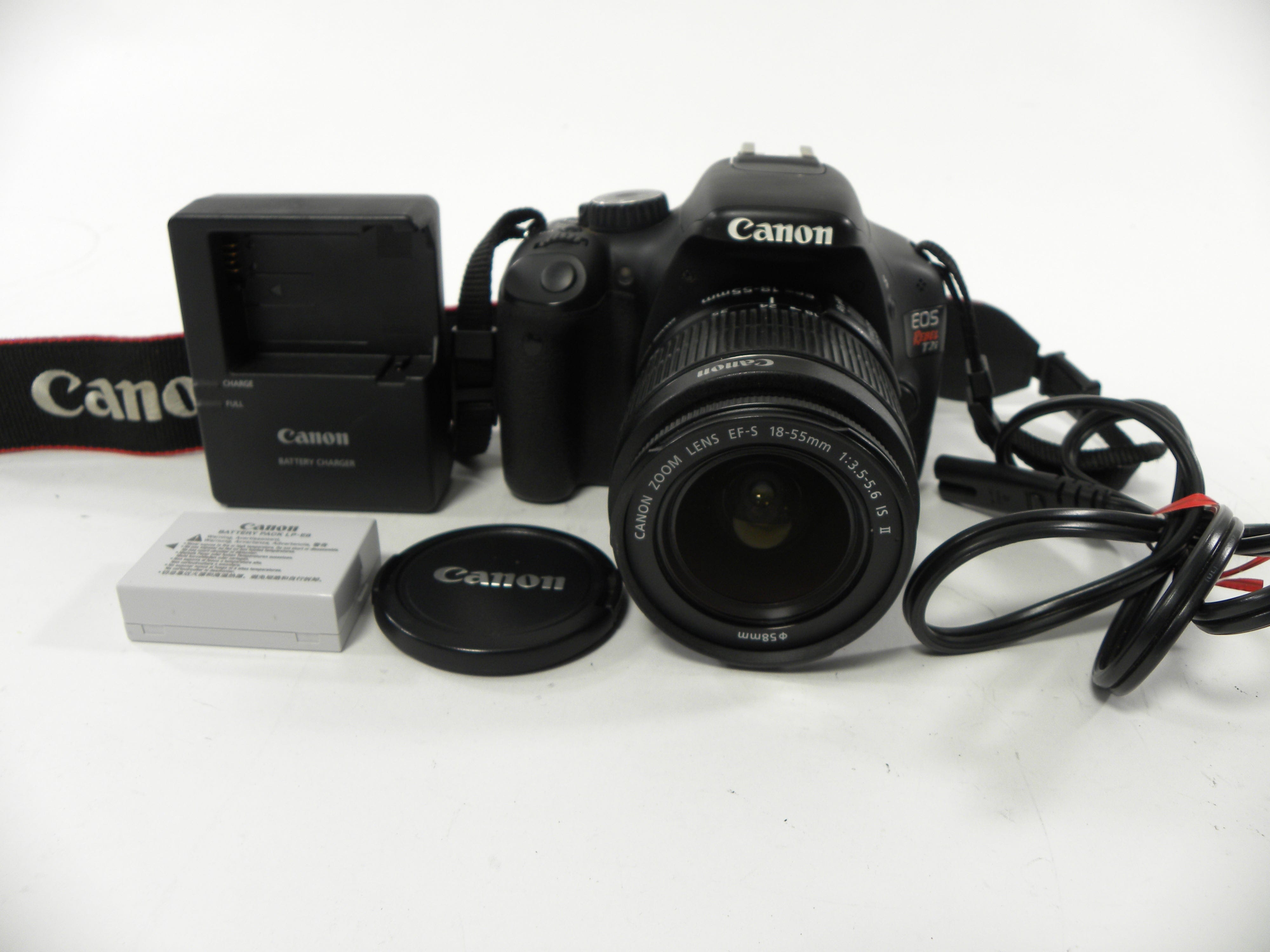 Canon EOS Rebel T2i 18.0mp Digital SLR w/EF-S 18-55 IS II Shutter Ct. 8,553