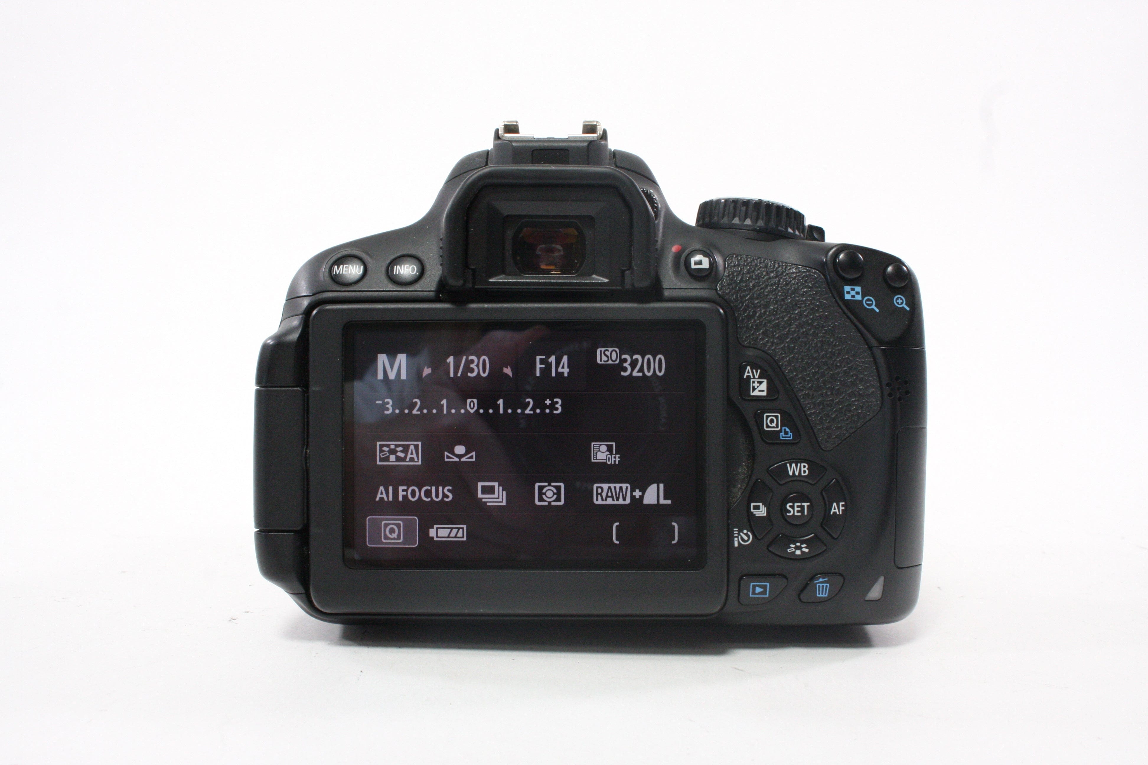 Canon EOS Rebel T4i DSLR Camera wtih 18-55mm f/3.5-5.6 IS II EF-S Shutter Count 12,396