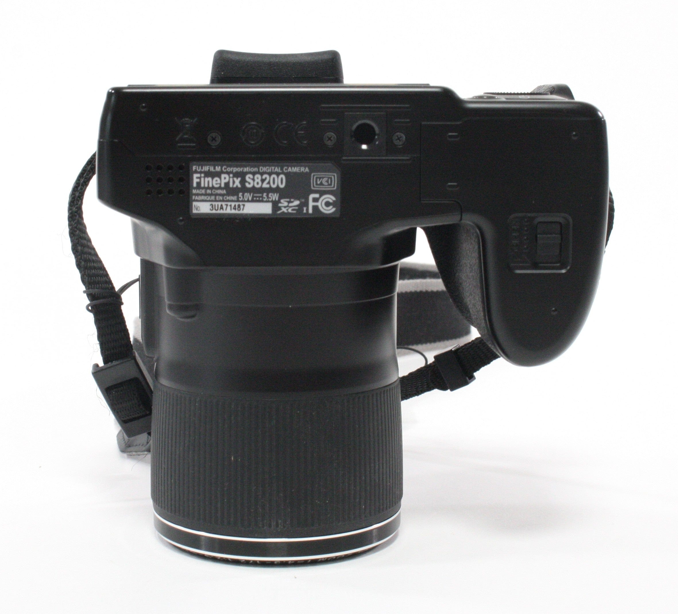 Fujifilm FinePix S8200 Digital Camera (incl case)