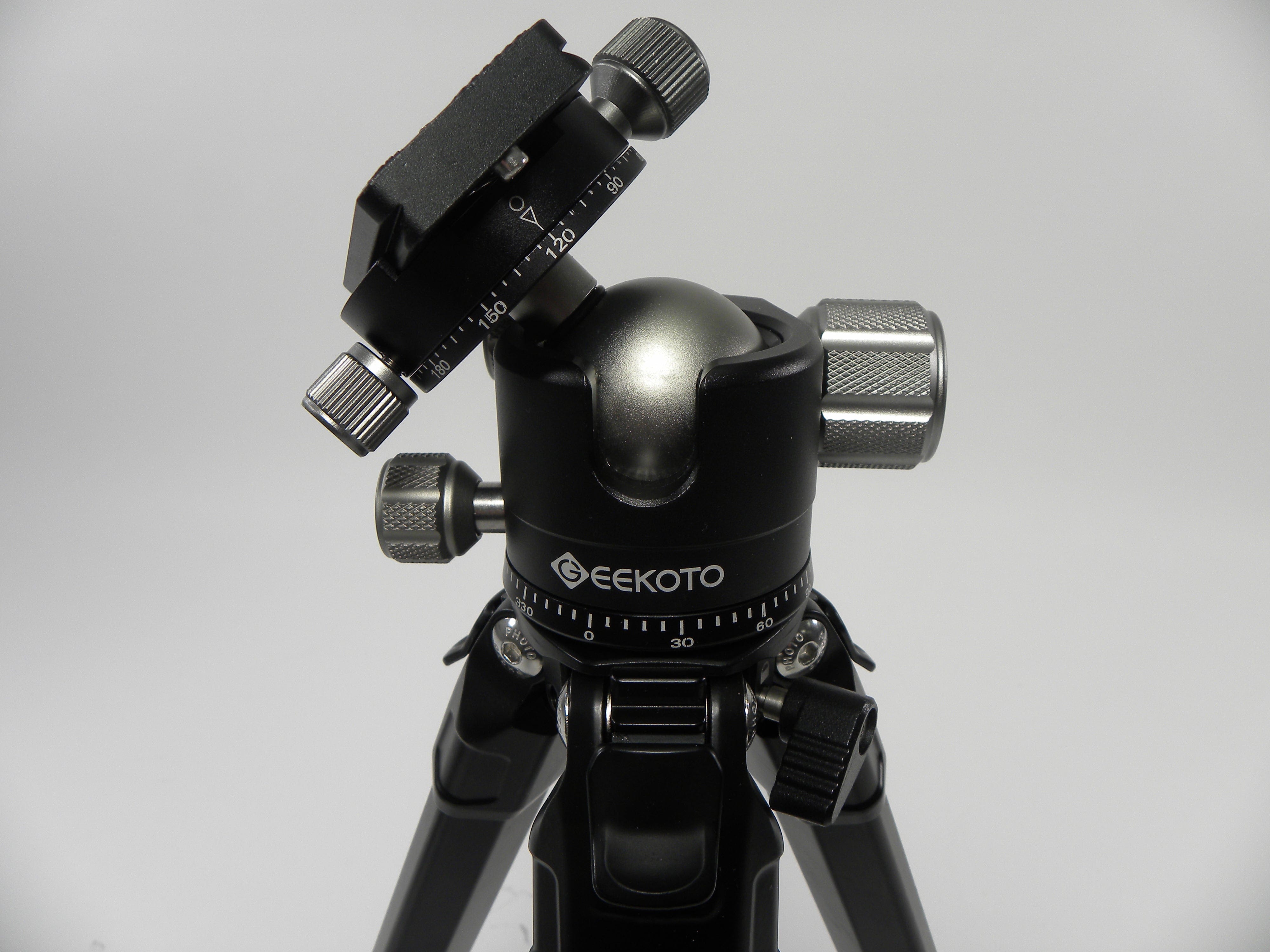 Geekoto Mecha Stand Mat Ultra Hellbat Tripod