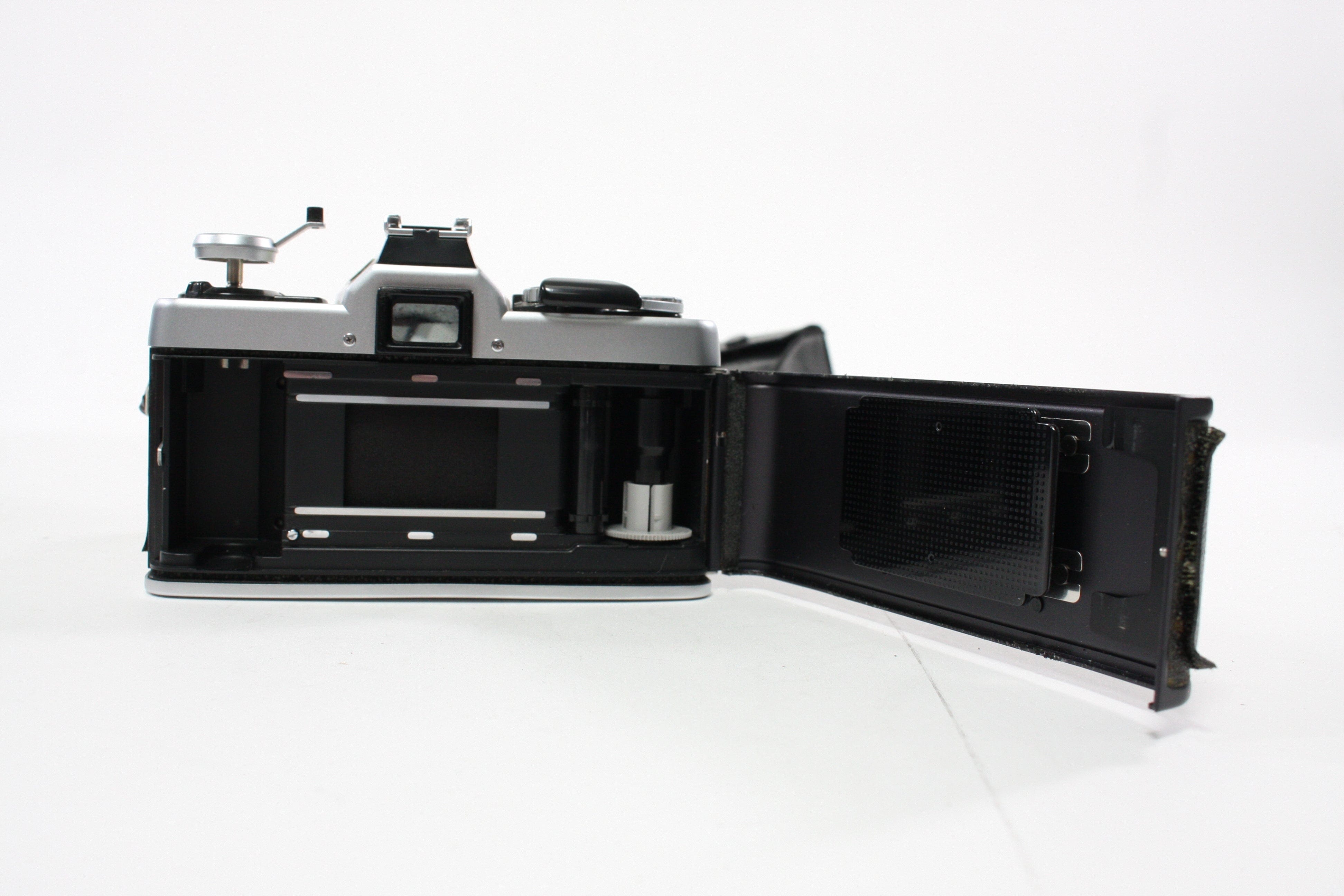 Minolta XG7 35mm SLR Camera with 50mm f/1.7 Lens with Auto 118X Flash