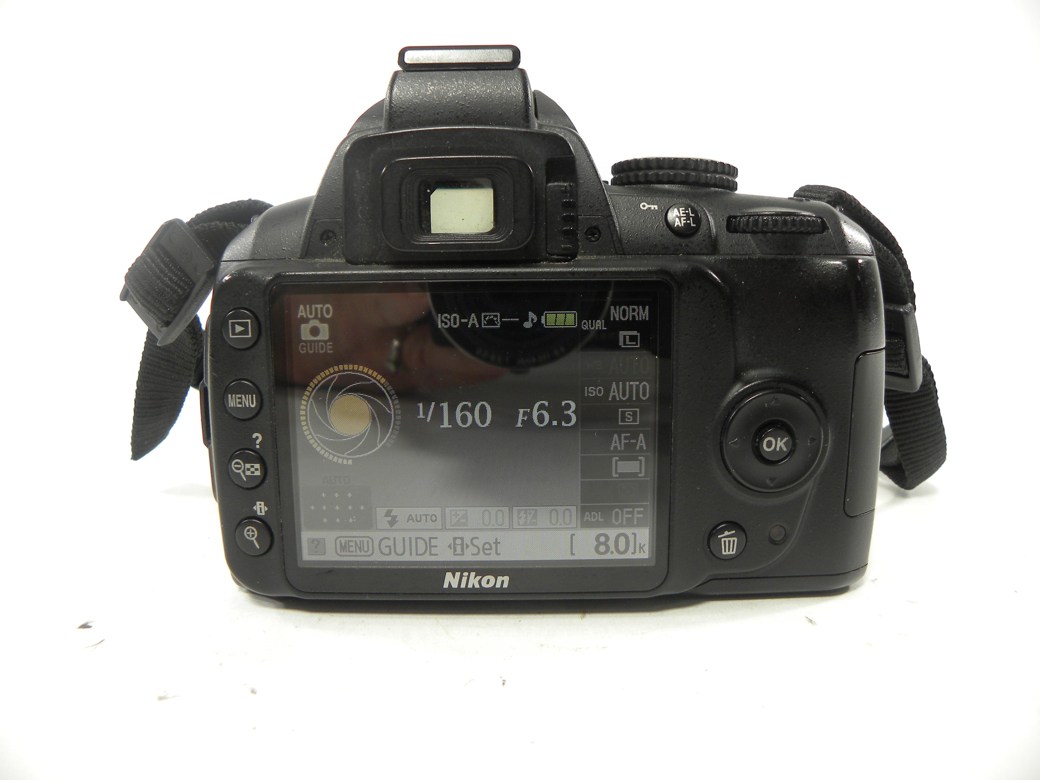 Nikon D3000 10.2mp Digital SLR w/AF-S DX ED 18-55 Shutter Ct. 32,856
