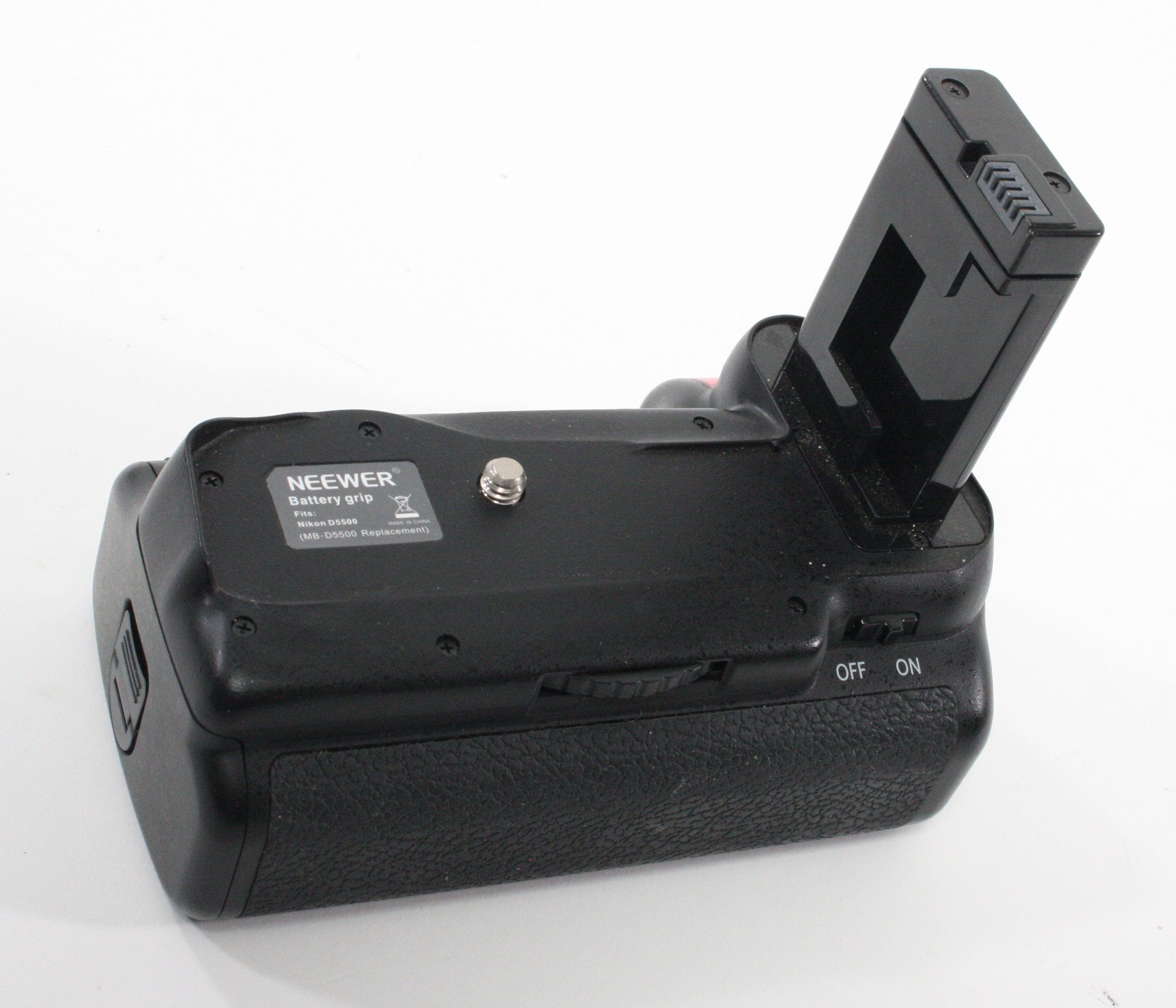 Nikon D5500 Digital Camera SC 31,447 (w/ Neewer Battery Grip)