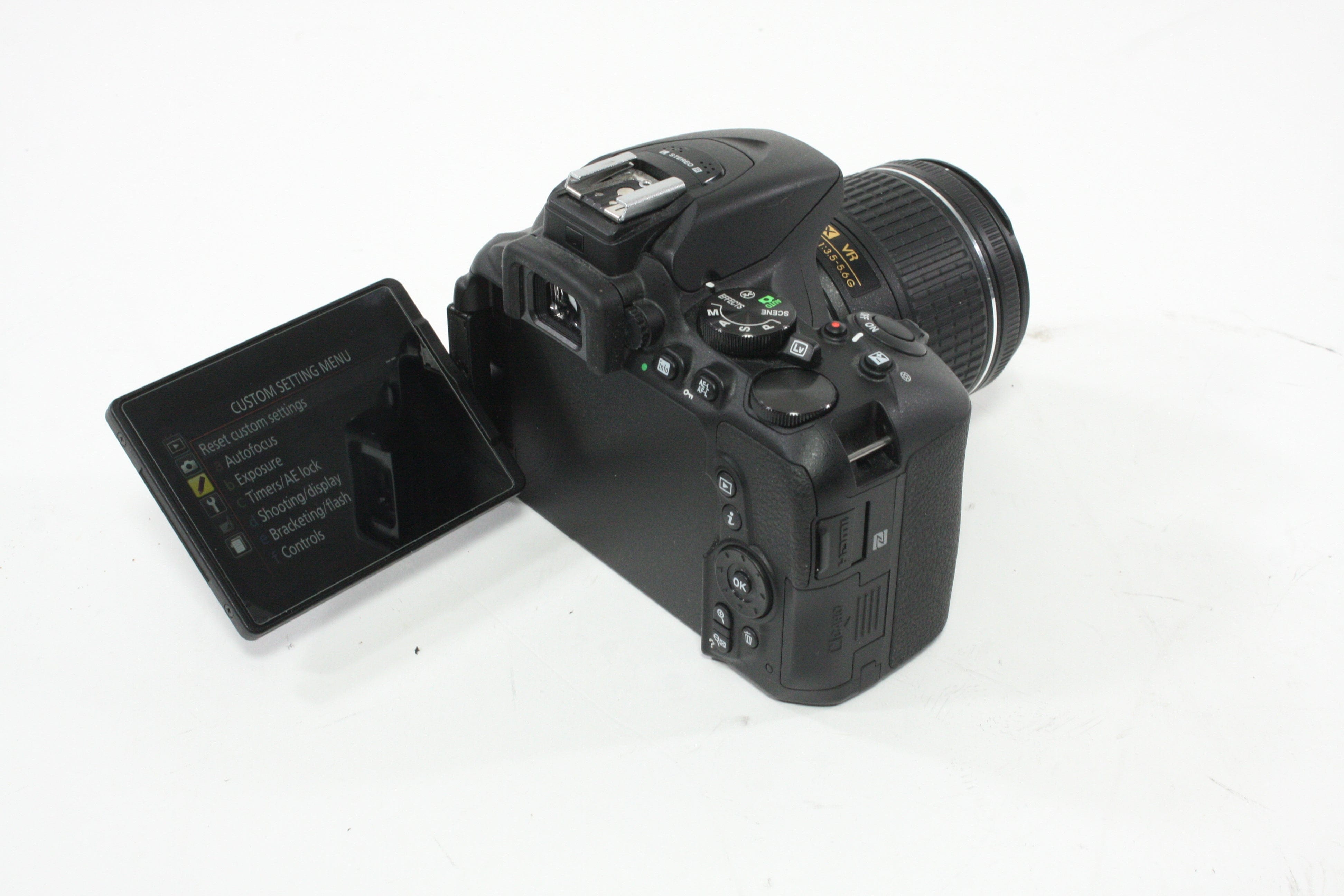 Nikon D5600 DLSR with 18-55mm f/3.5-5.6 AF-P Lens with Shutter Count ONLY 116!