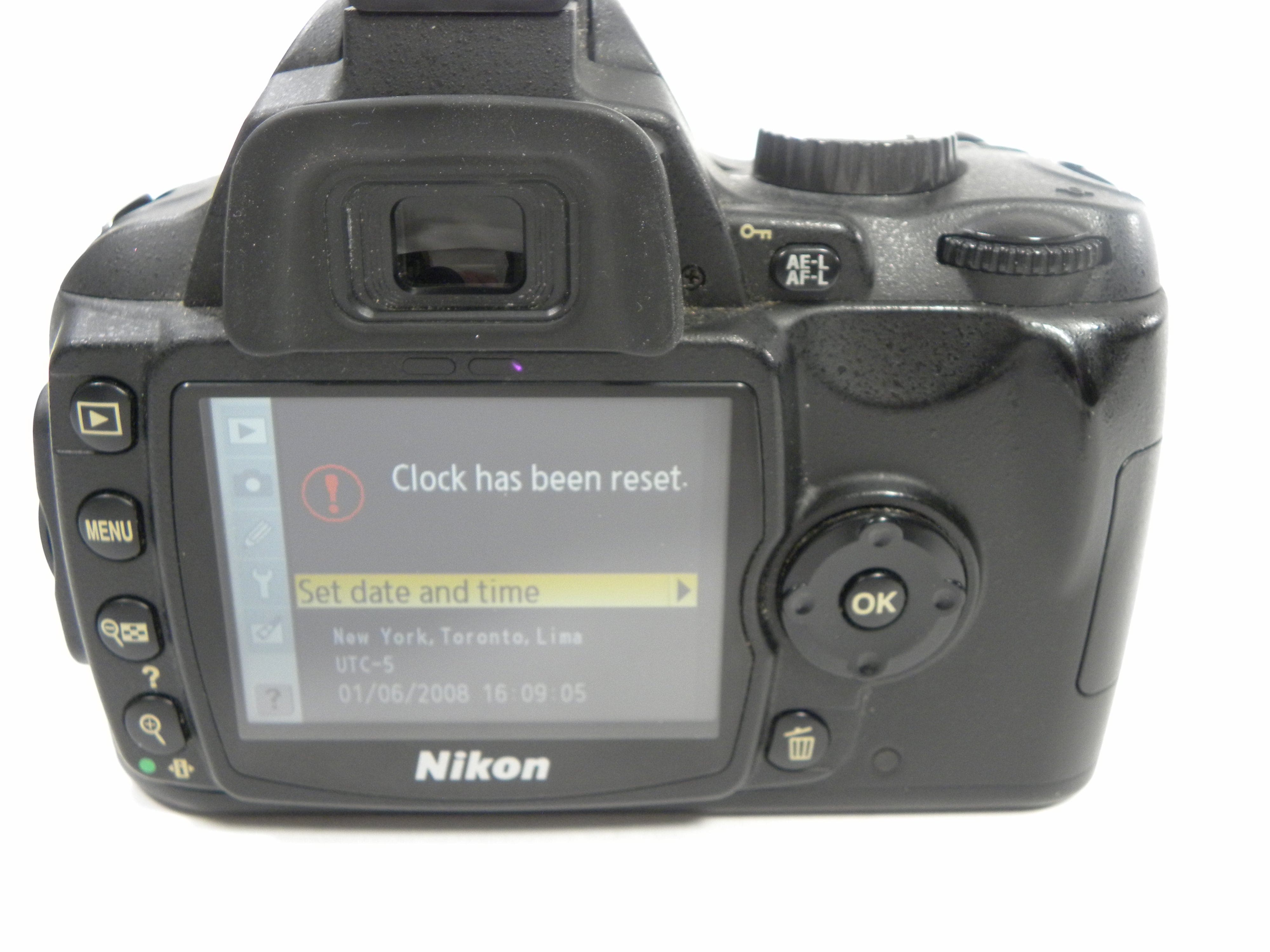 Nikon D60 10.2mp Digital SLR w/AF-S Nikkor DX VR 18-55 Shutter Ct. 10,376