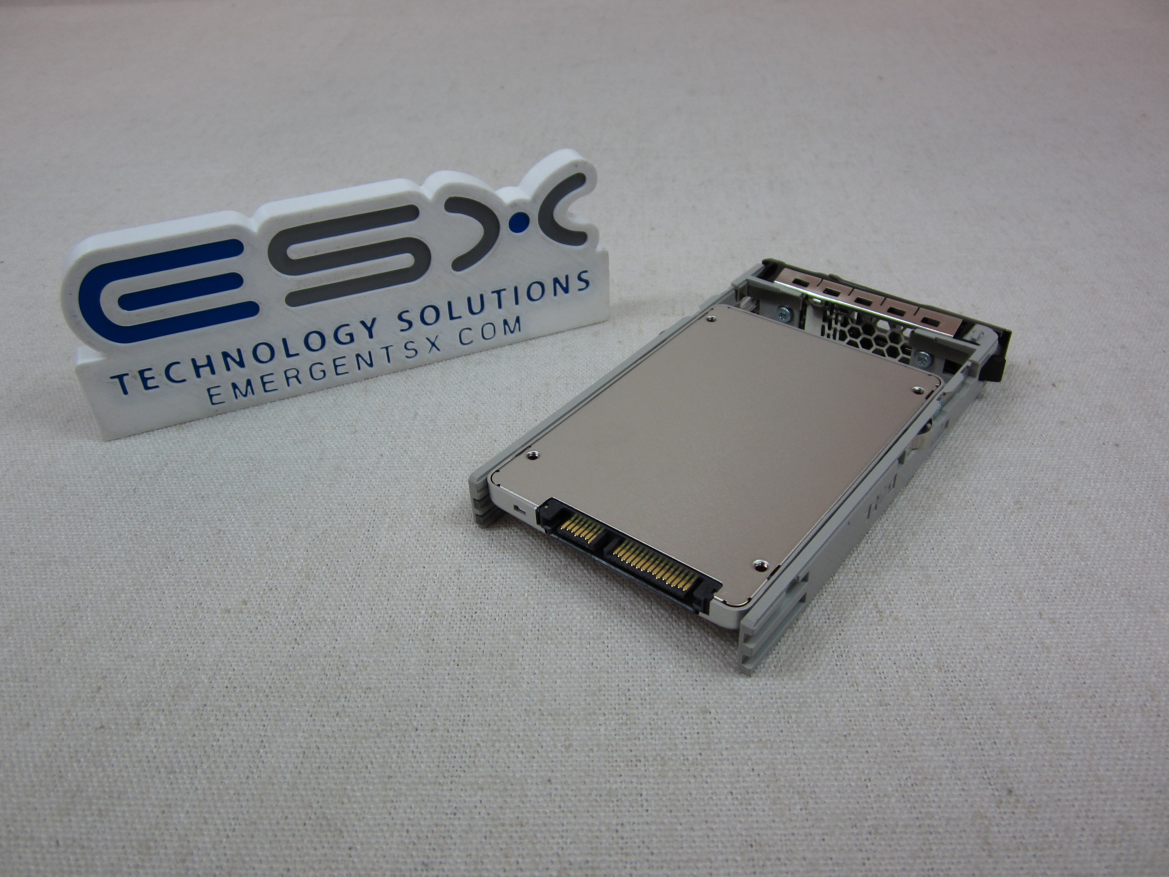 Dell 962FP 1.92TB 6Gb/s 2.5" SATA RI SSD HFS1T9G3H2X069N w/ 13G Tray
