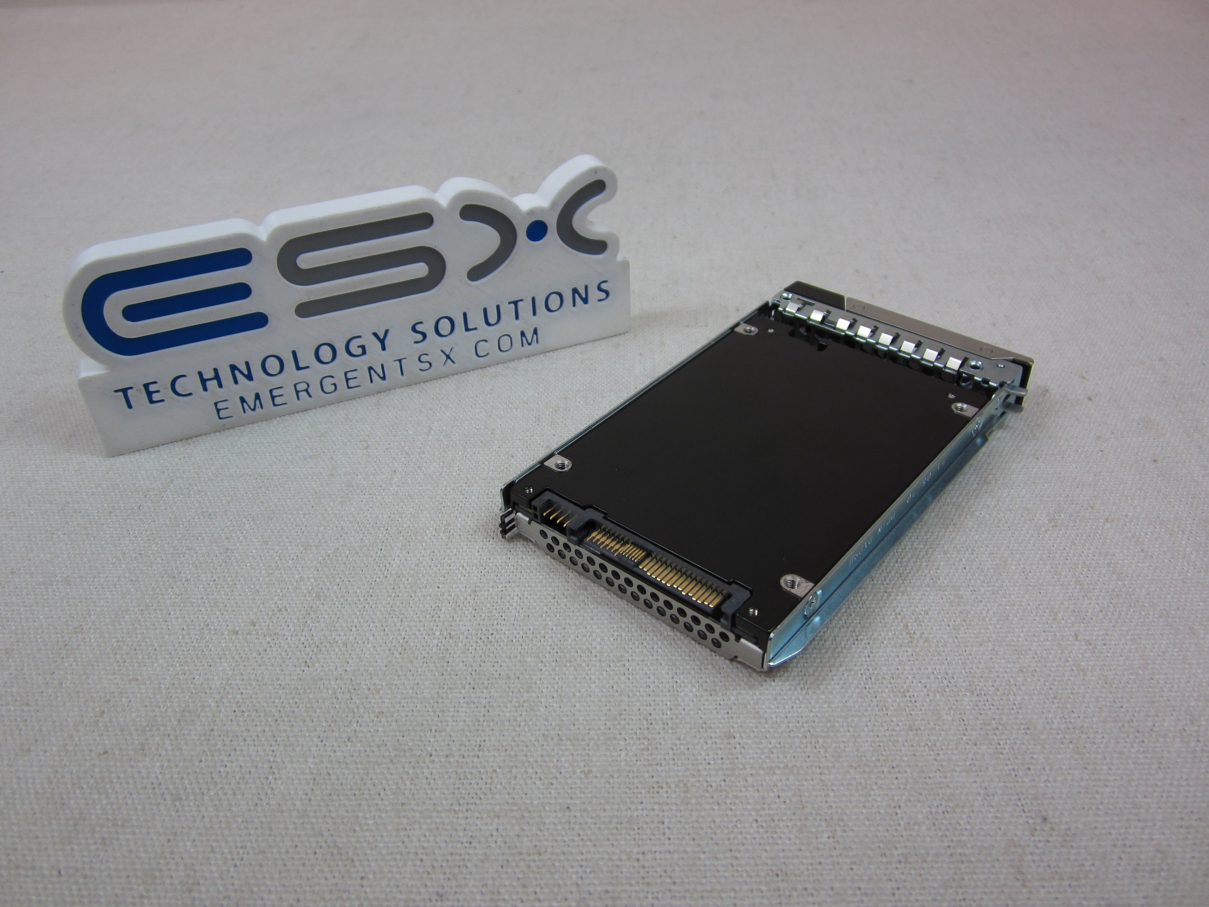 Dell 4CN85 1.92TB 12Gb/s 2.5" SAS RI SSD KPM6XRUG1T92 w/ 14G Tray