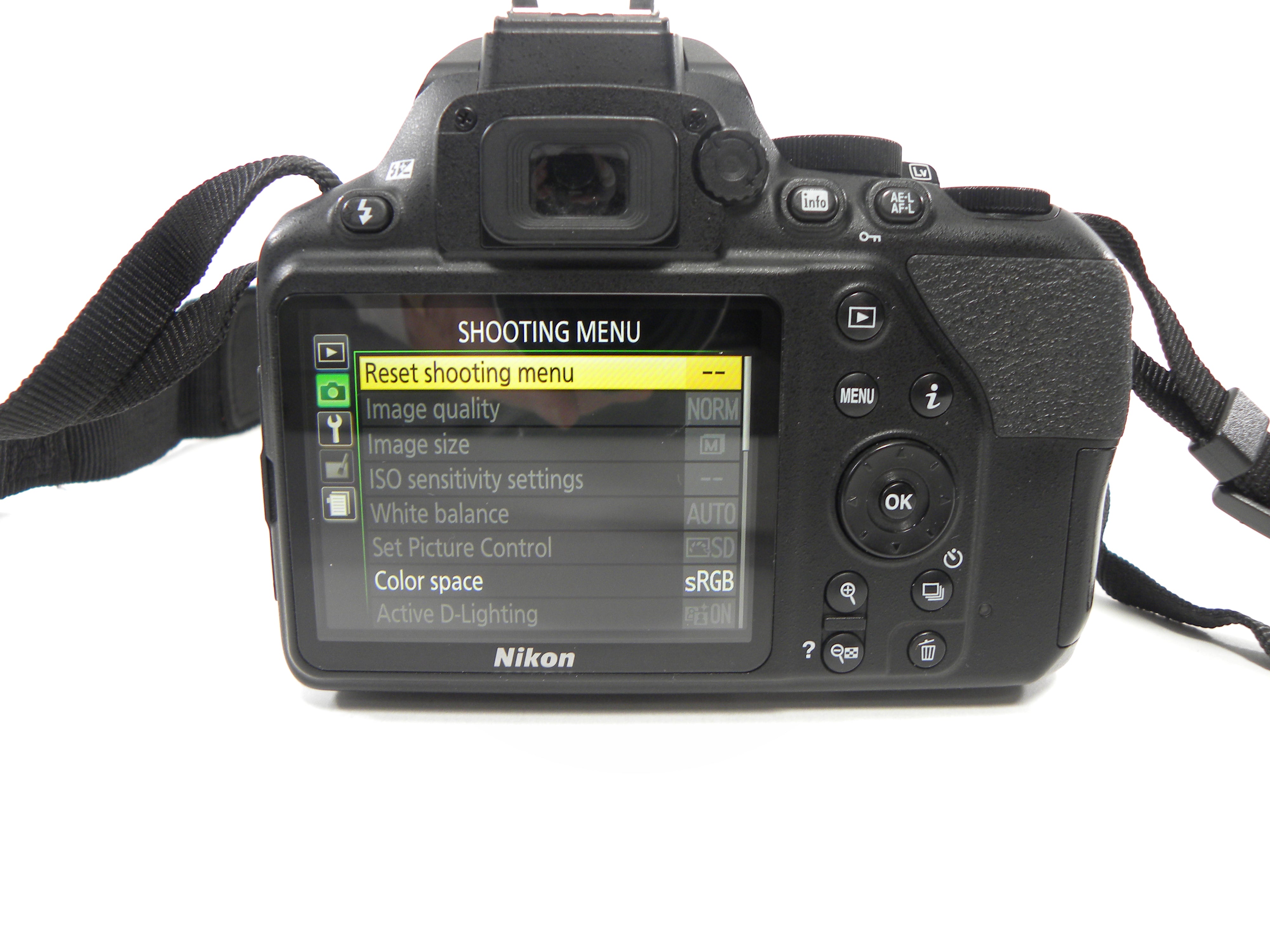 Nikon D3500 24.2mp Digital SLR w/AF-P Nikkor 18-55 shutter ct. 32,455
