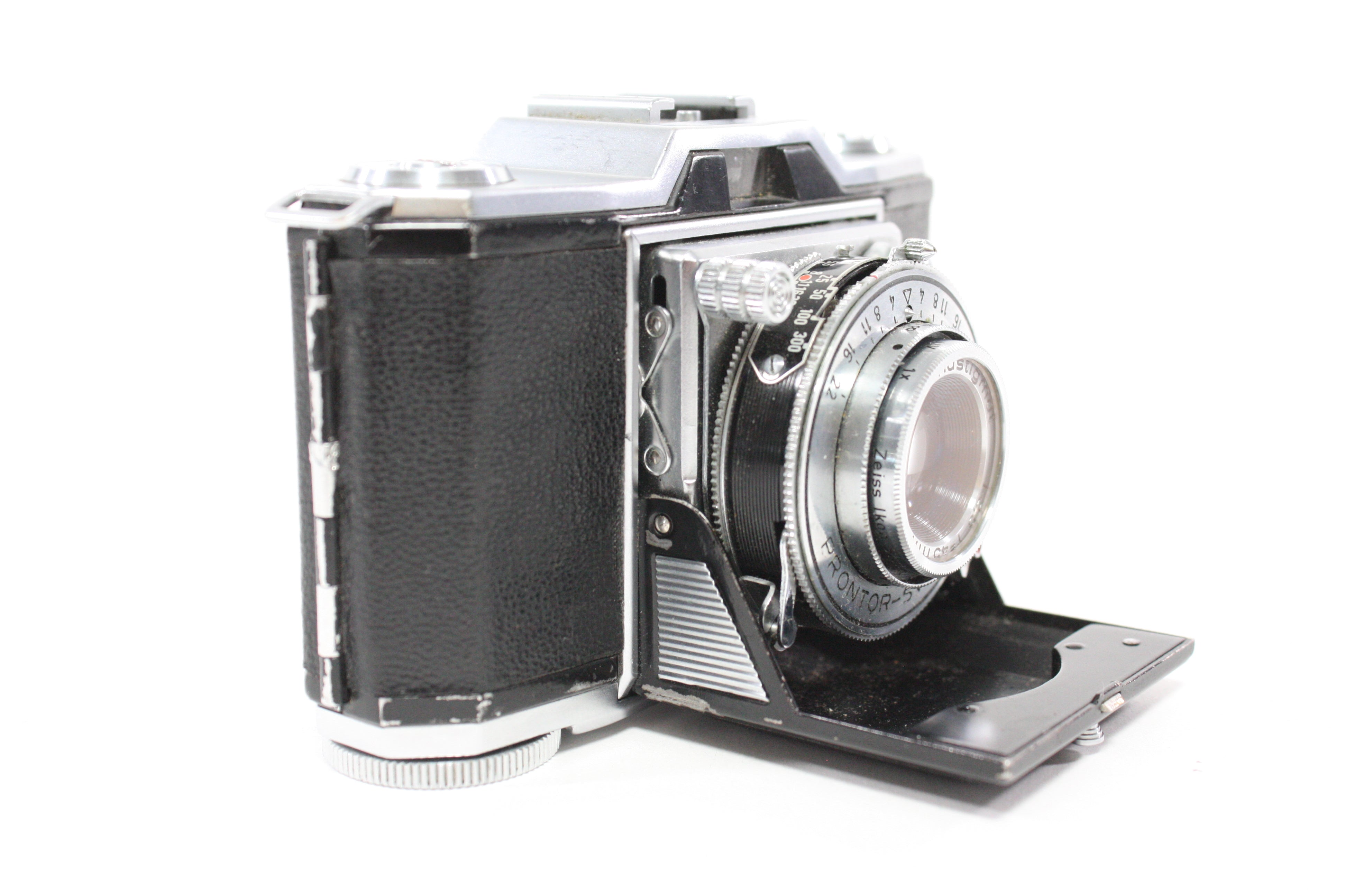 Zeiss Ikon Contina 35mm Camera with Novar-Anastigmat 45mm f/3.5 Lens