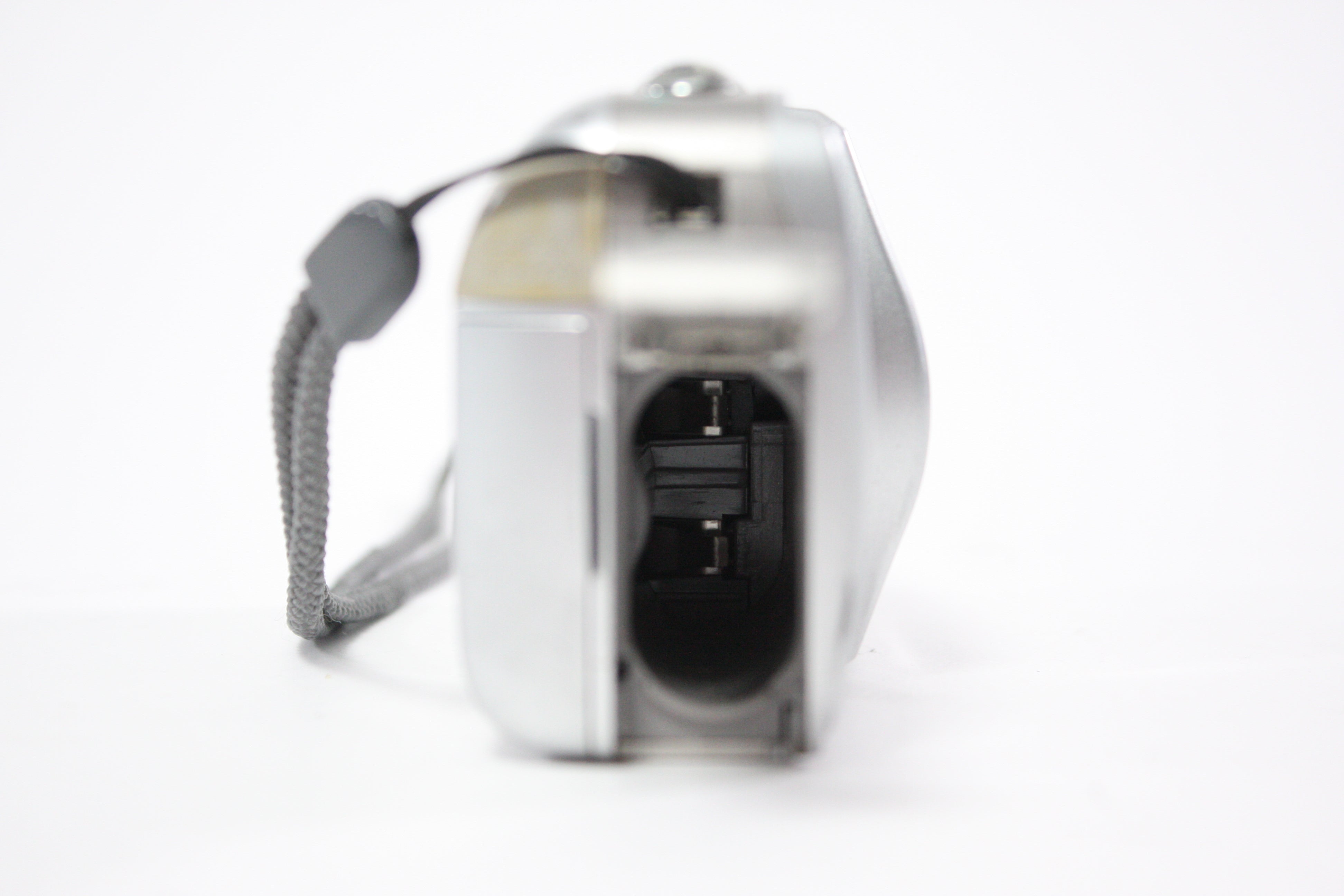 Olympus Camedia  D-560 Zoom Digital Point and Shoot Camera 3x Zoom 3.2mp (Silver)