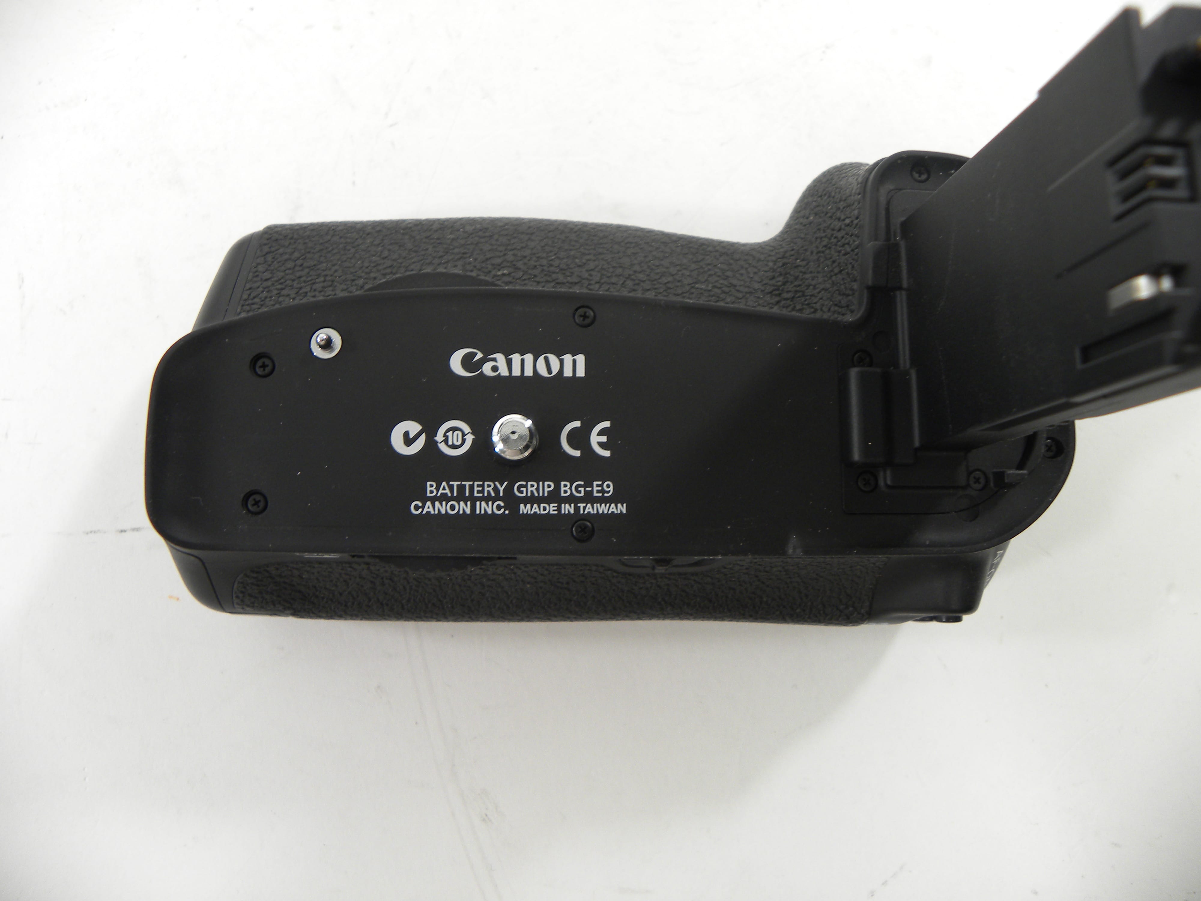 Canon EOS  60D 18mp Digital SLR Body Only Shutter Ct. 36,825 w/BG-E9 Grip