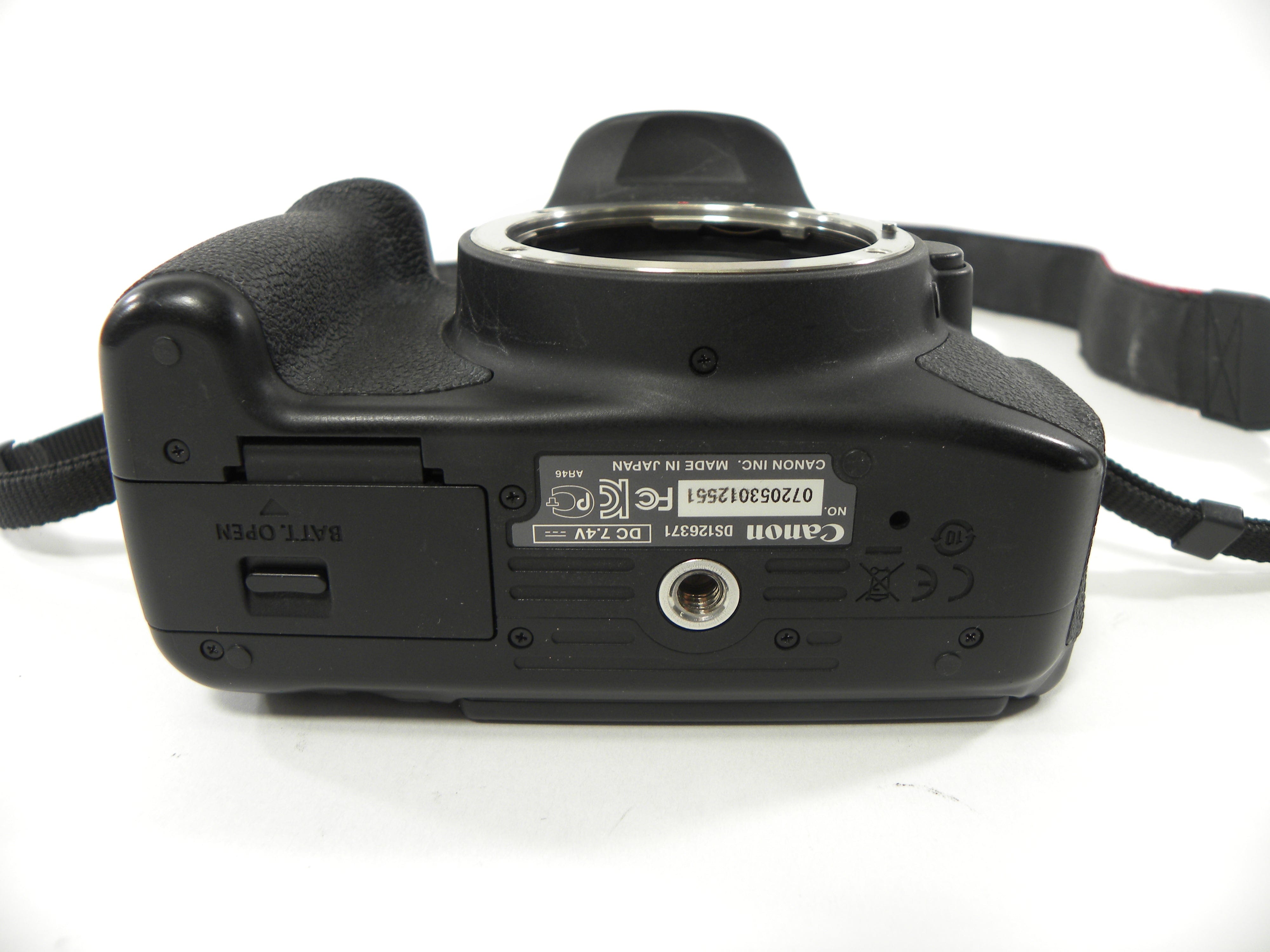 Canon EOS Rebel T4i 18.0mp Digital SLR Body Only Shutter Ct. 15,104