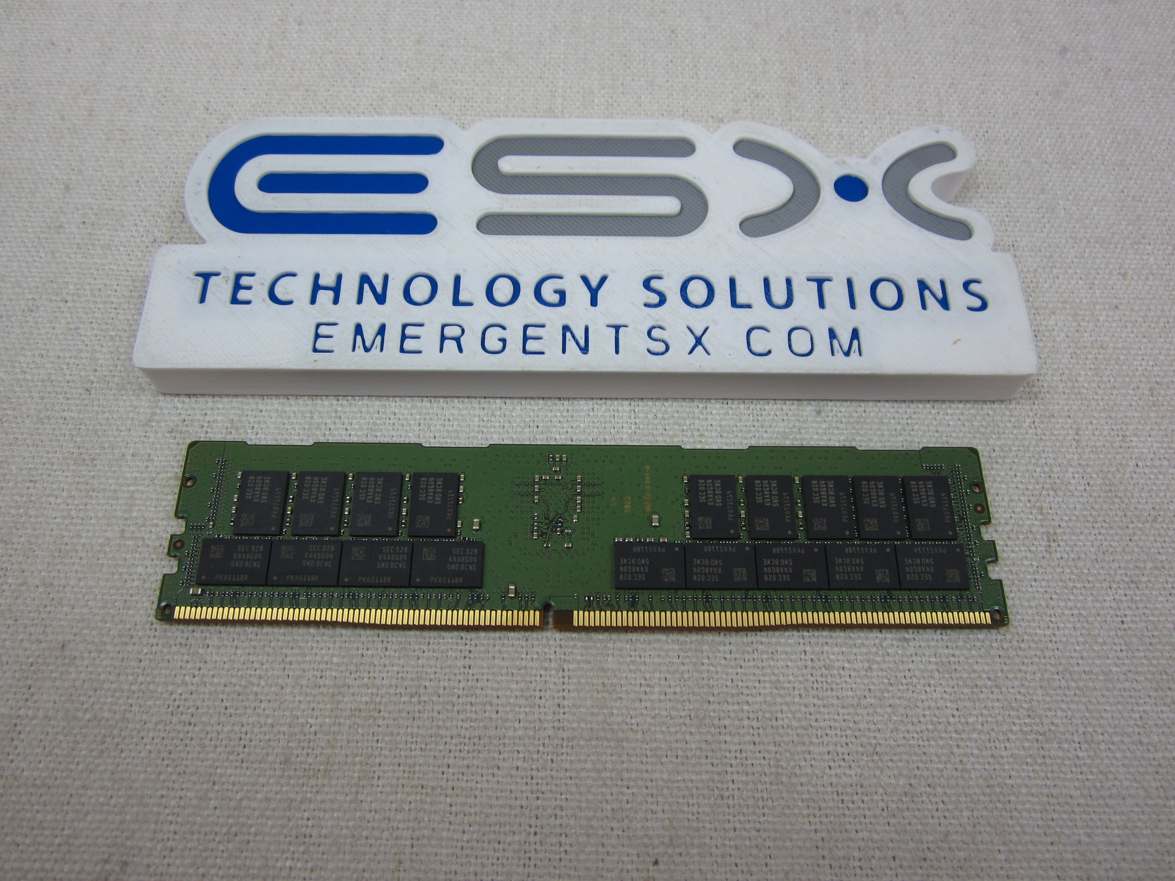 Samsung M393A4K40DB3-CWE 32GB 2Rx4 PC4-3200AA DDR4 ECC Server Memory