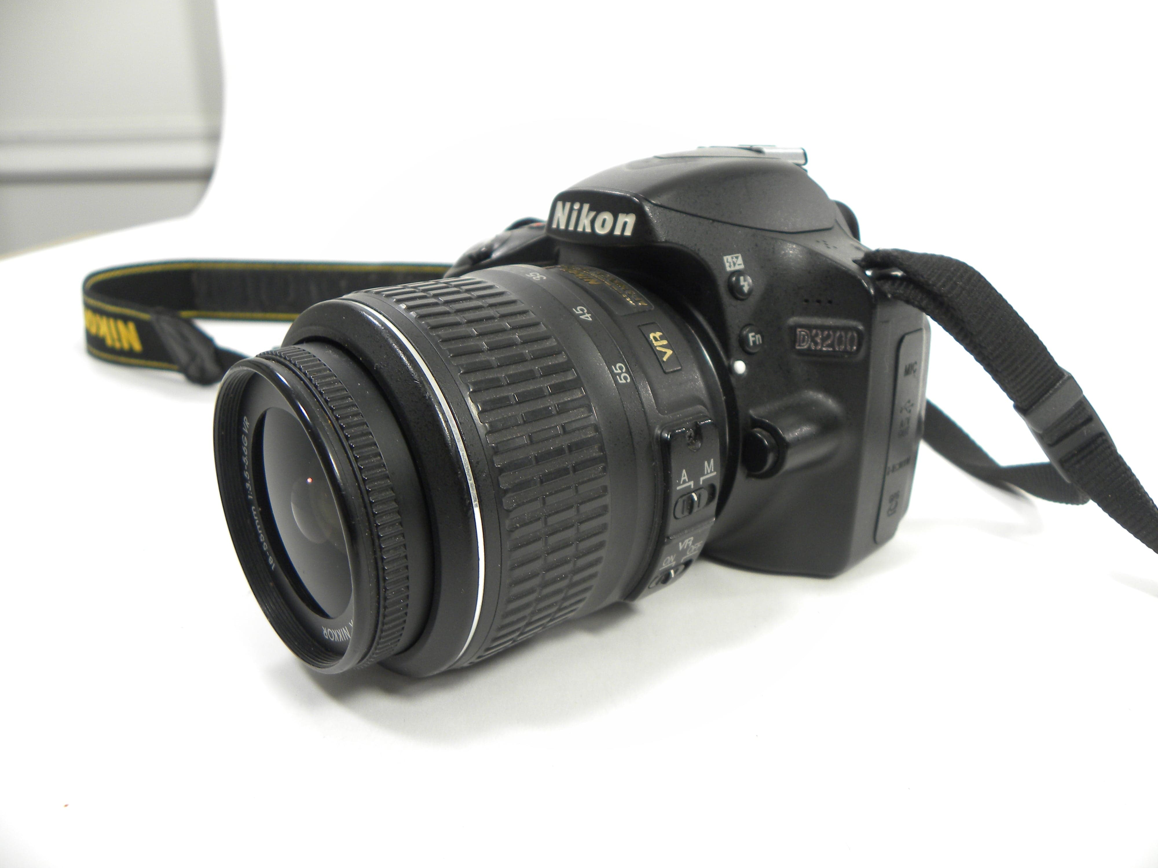 Nikon D3200 24.2mp Digital SLR w/AF-S Nikkor 18-55 DX Shutter Ct. 9,275
