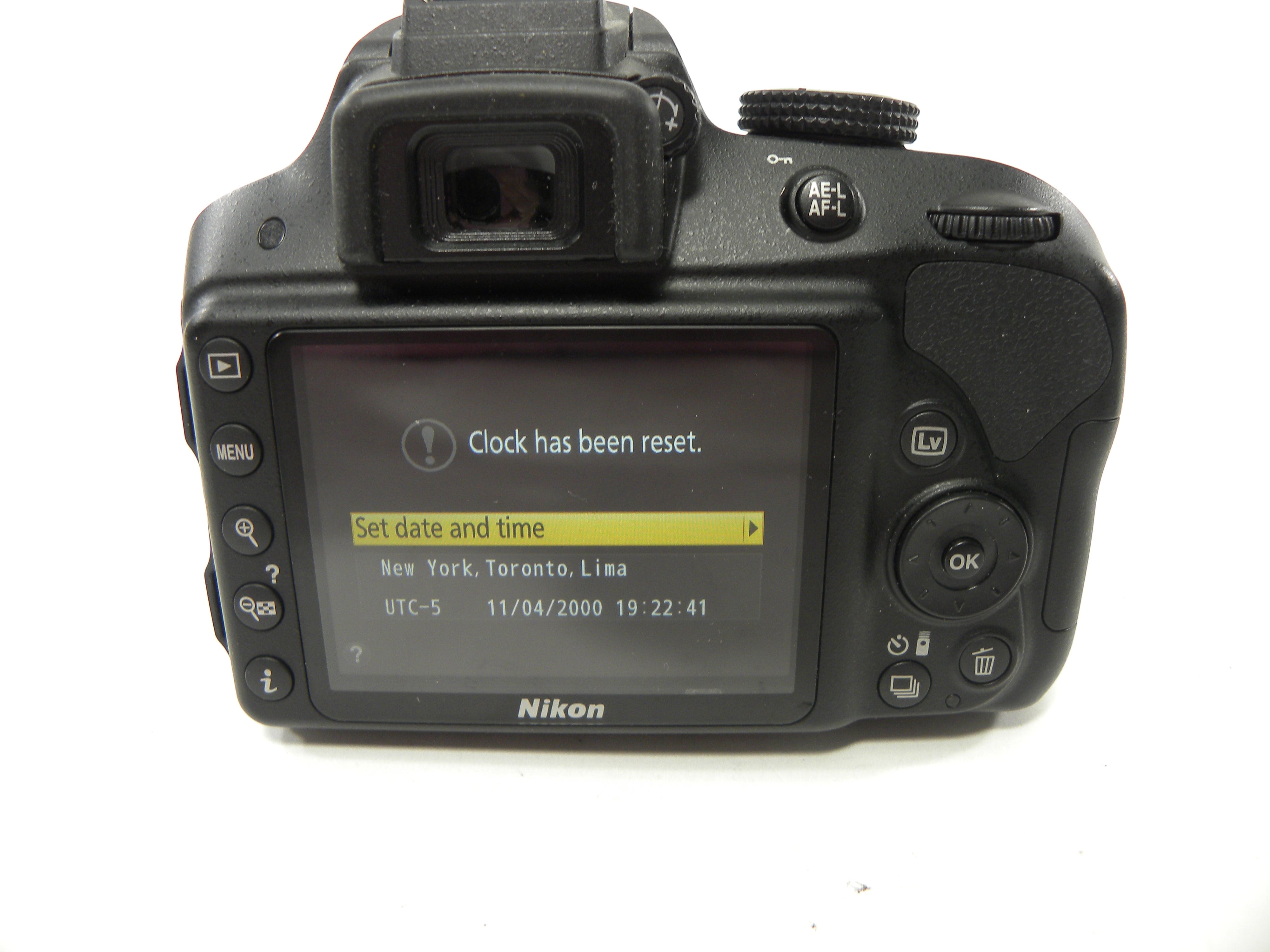 Nikon D3300 24.2mp Digital SLR w/Nikkor AF-S DX VR 18-55 Shutter Ct #750
