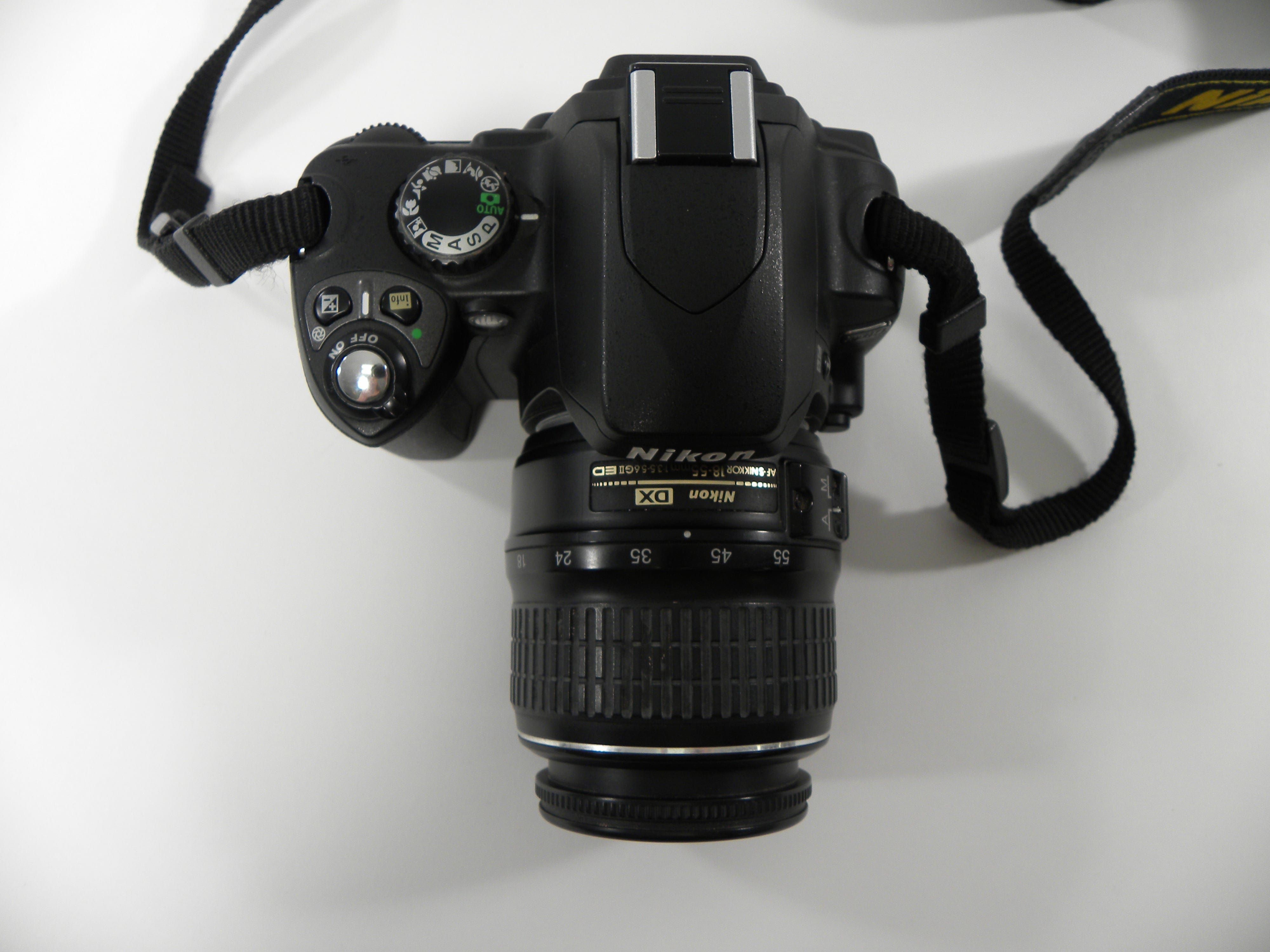 Nikon D40 6.1mp Digital SLR w/AF-S DX ED 18-55mm II Shutter Ct. 3,753