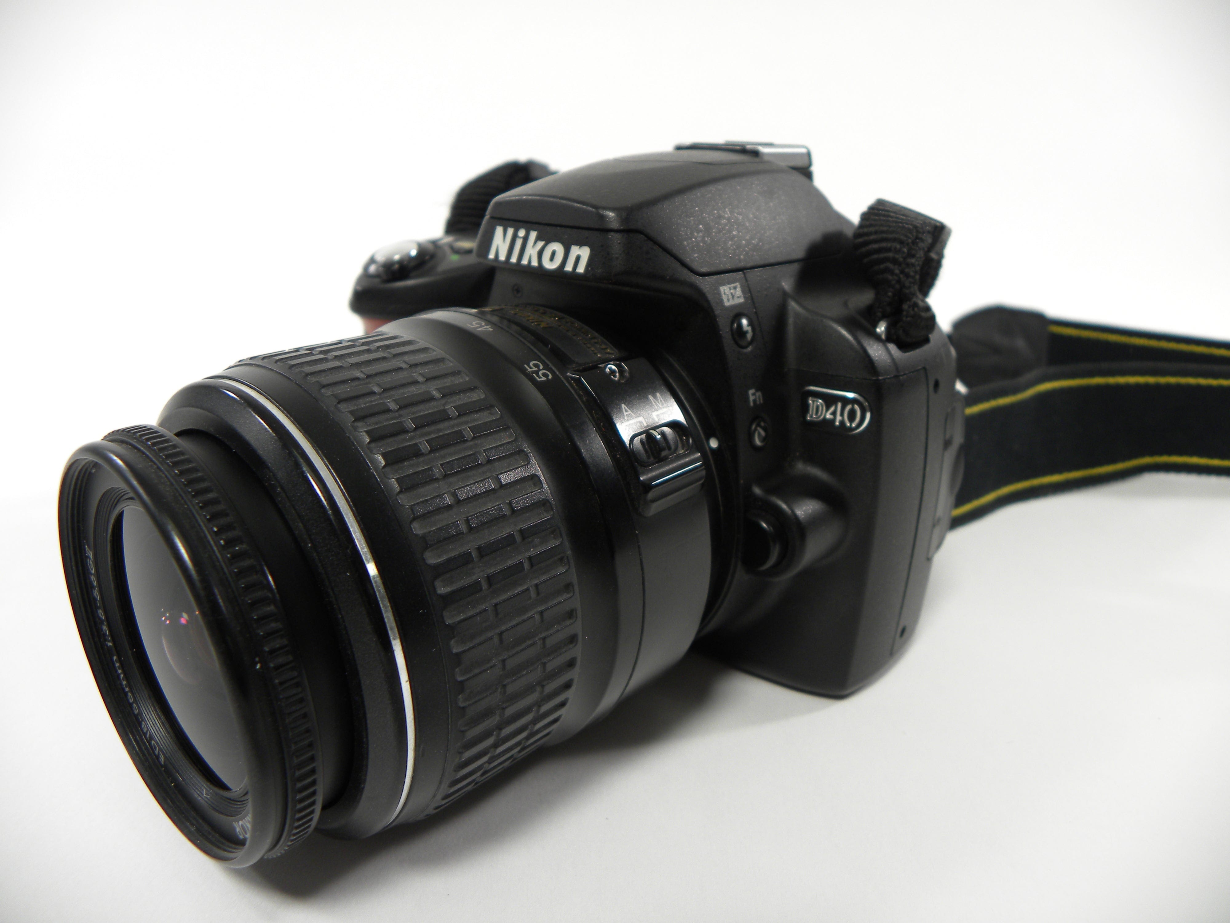 Nikon D40 6.1mp Digital SLR w/AF-S DX ED 18-55mm II Shutter Ct. 3,753