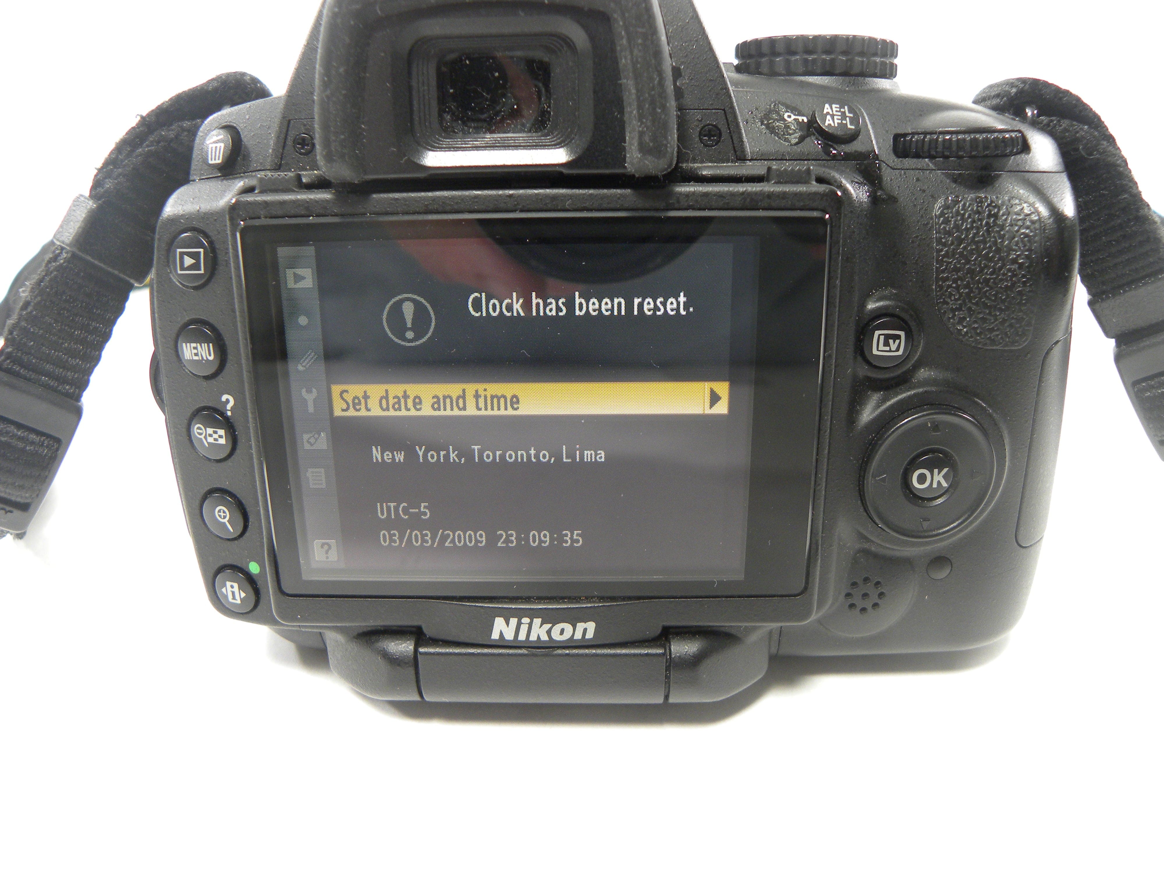 Nikon D5000 12.3mp Digital SLR w/AF-S 18-55 DX VR ED IF Shutter Ct. 9,655