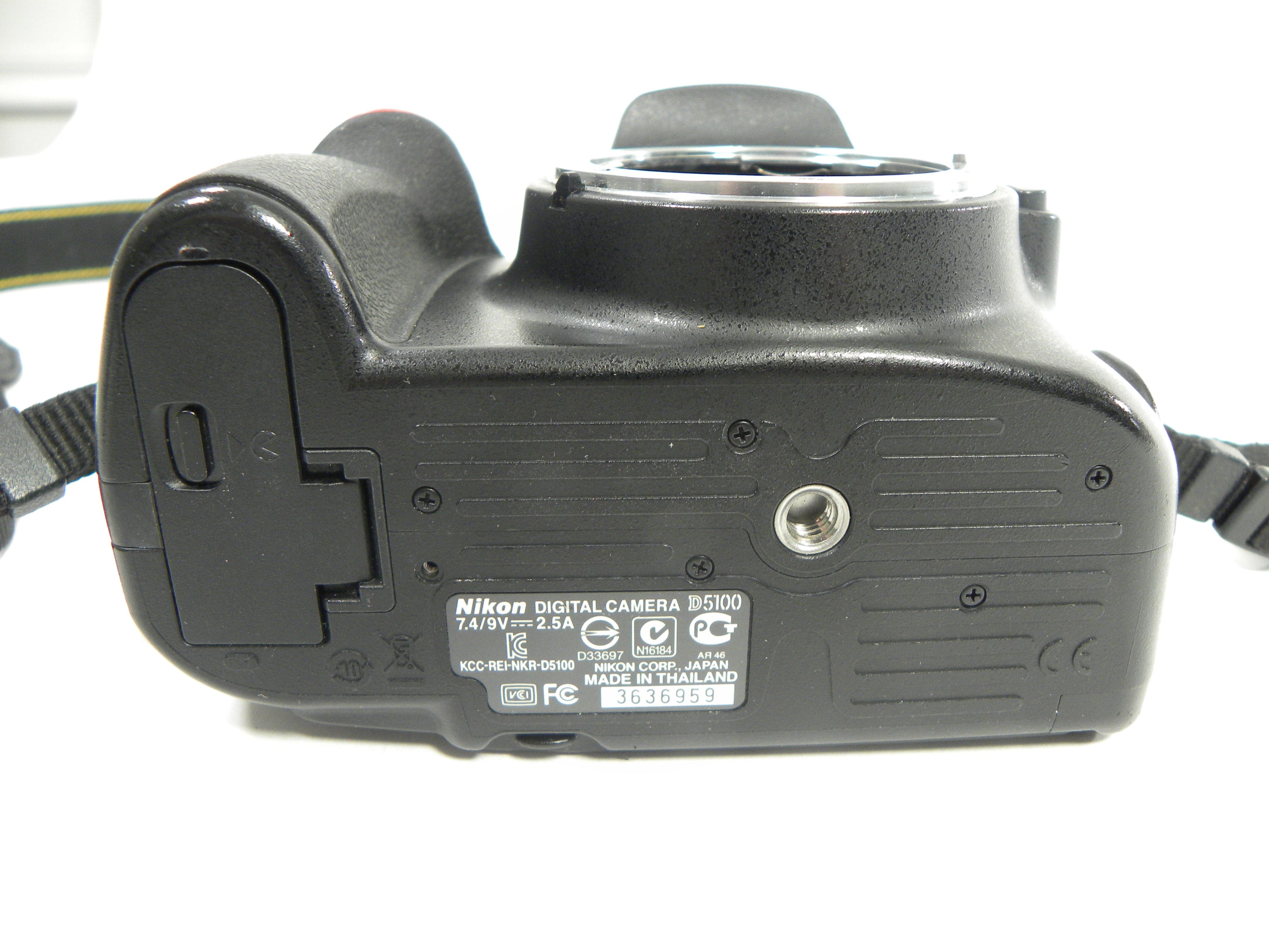 Nikon D5100 16.2mp Digital SLR Camera Body only - Parts or Repair Only
