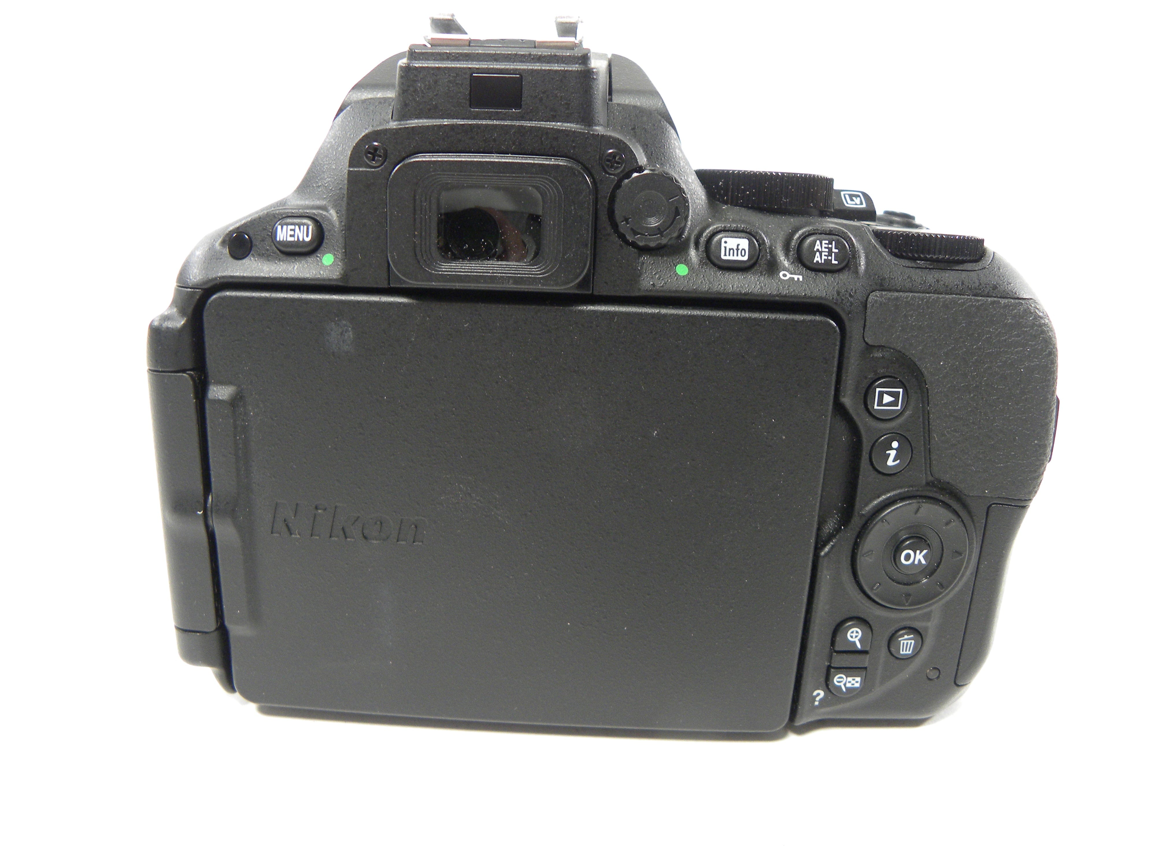 Nikon D5500 24.2mp Digital SLR w/AF-S DX VR 18-55mm Shutter Ct. 809