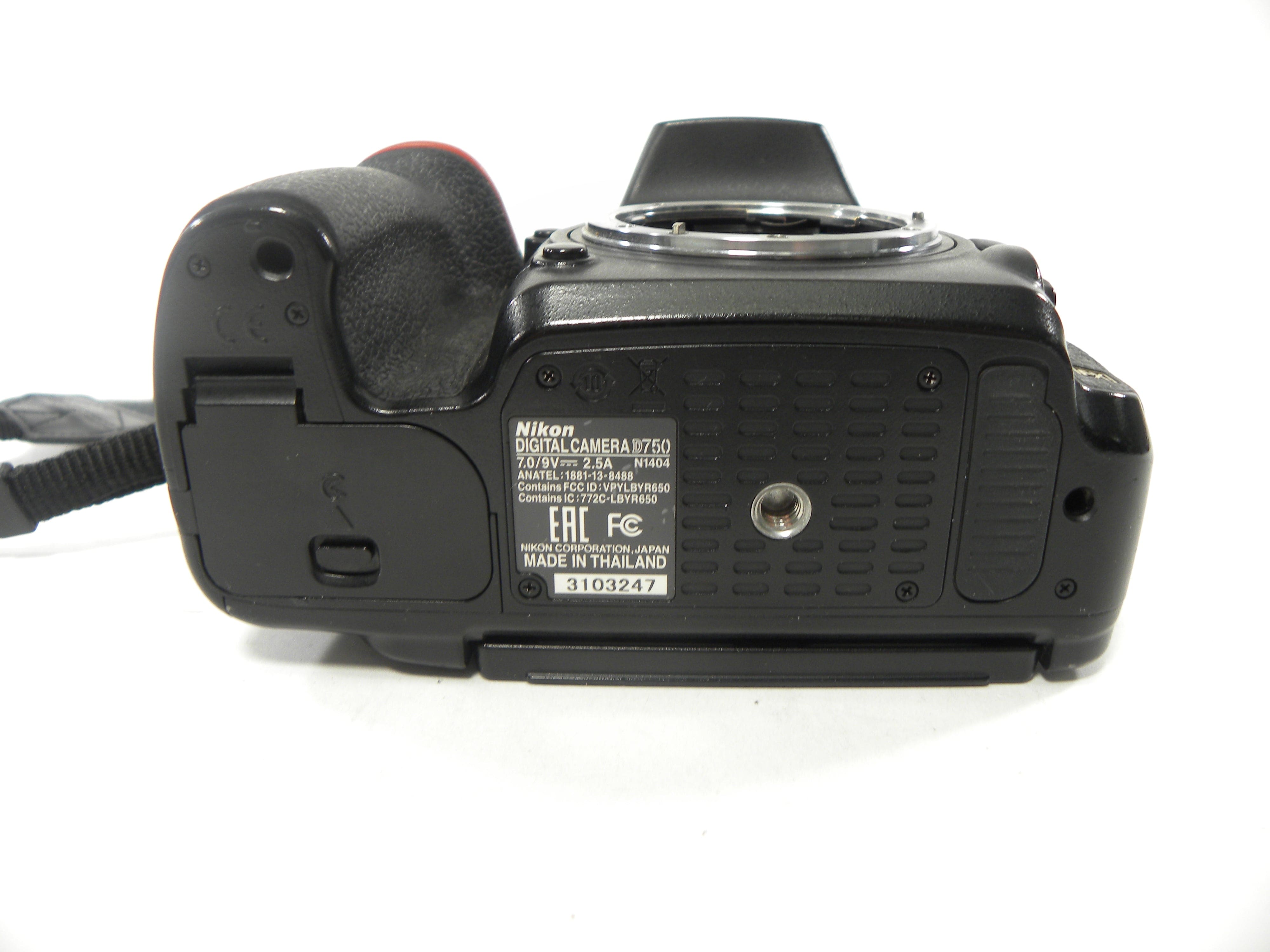 Nikon D750 24.3mp Digital SLR body only Shutter Ct. 107,825 Parts or Repair