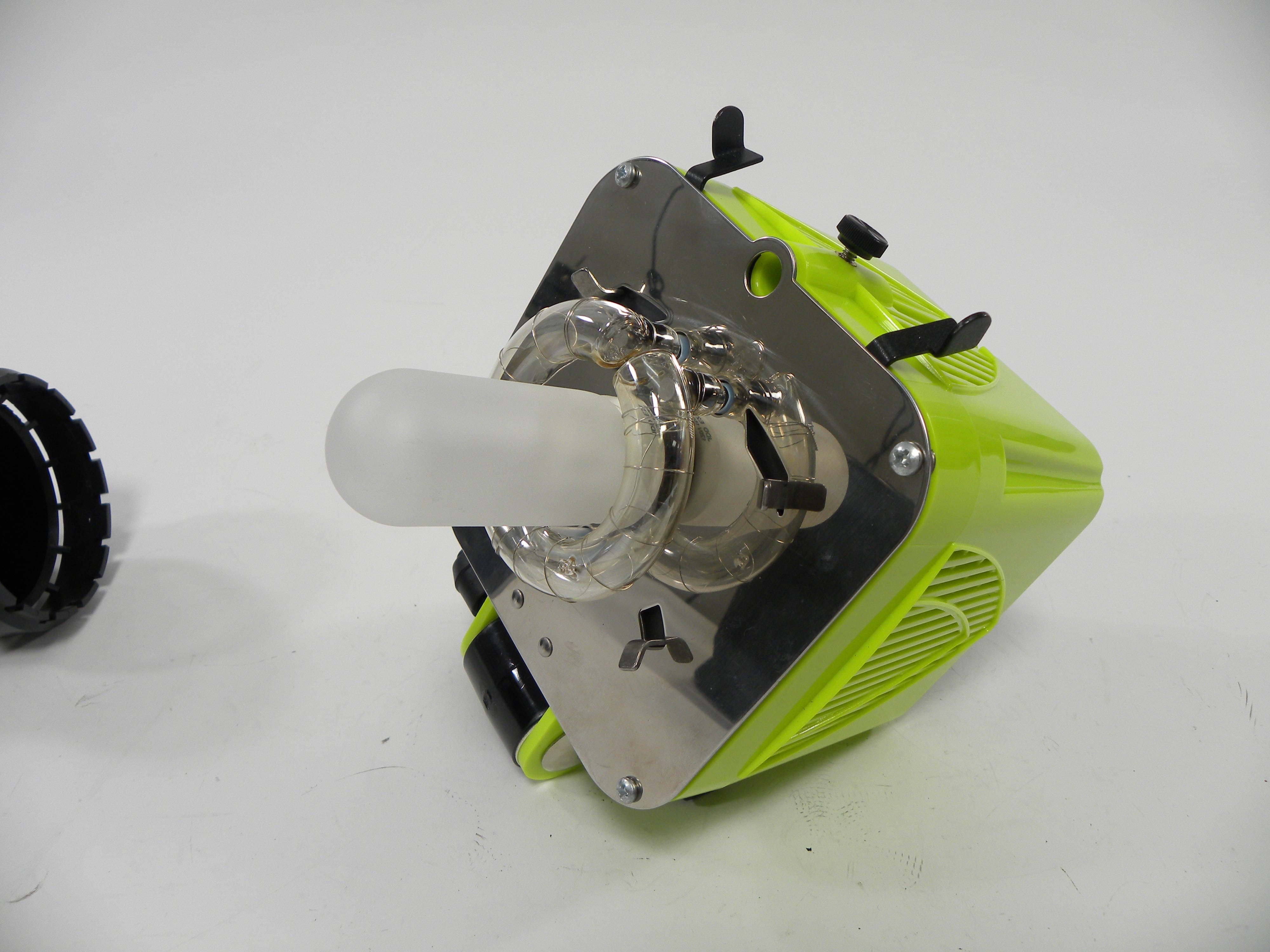 Paul C. Buff AlienBees(tm)  B400 (160Ws) Flash Unit with Reflector
