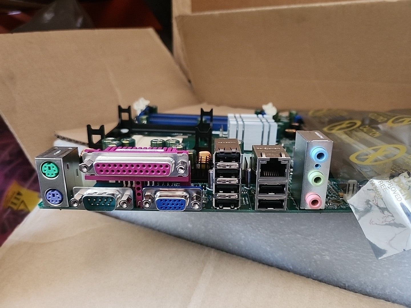 Supermicro P4SPA+NI 3.06Ghz FSB 800Mhz Intel 865G Socket 478 DDR 266, 333, 400 Max 4GB AGP 8X 5 PCI Serial ATA Intel Extreme Graphic 2 Gigabit Ethernet Audio-In Audio-Out Microphone RJ-45 Ethernet USB 2.0 ATX Motherboard only